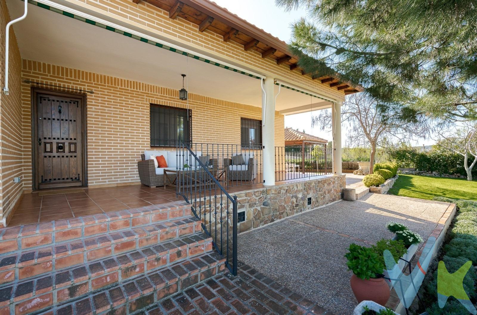 A veces la vida nos regala la oportunidad de empezar de nuevo en un lugar que lo tiene todo. Y este exclusivo chalet en Chinchón, Madrid, es ese lugar especial donde los sueños se convierten en momentos inolvidables. Ubicado sobre una parcela de 1.150 metros cuadrados, este hogar es mucho más que una casa: es un refugio de calma y bienestar a tan solo unos minutos de la ciudad. Al abrir la puerta, un cálido recibidor nos da la bienvenida, marcando el inicio de un recorrido lleno de luz y armonía. El salón-comedor invita a largas sobremesas en familia o a tardes tranquilas viendo cómo la luz del atardecer se cuela por sus ventanas. La planta principal se completa con tres habitaciones acogedoras, un baño amplio y cómodo, cocina, una práctica despensa y la promesa de nuevos momentos al descender a la planta baja. La planta inferior es una de las grandes joyas de esta vivienda. Su frescura natural la convierte en un espacio perfecto. Aquí, un salón ofrece infinitas posibilidades: tardes de juegos en familia, noches de cine improvisadas o simplemente un rincón donde desconectar y leer un buen libro. Además, cuenta con una habitación extra y un baño completo, ideal para invitados o para que los jóvenes de la casa tengan su propio espacio, y una despensa adicional junto a un acceso directo al garaje, que aporta comodidad y practicidad a la vida diaria. Pero es al salir al exterior donde el alma de esta casa cobra vida. Una gran piscina espera para convertirse en el escenario de risas, juegos y recuerdos de verano. Junto a ella, una zona de barbacoa y un cenador invitan a celebrar las noches estrelladas, con cenas interminables en buena compañía, mientras una suave brisa acaricia el ambiente. El baño exterior, pensado para la máxima comodidad, es el detalle que confirma que cada rincón de esta propiedad ha sido creado para disfrutar sin preocupaciones. Y mientras los días pasan, las vistas abiertas al horizonte regalan puestas de sol que cortan el aliento, recordándonos que hay momentos que no se pueden explicar, solo vivir. El encanto de esta vivienda se completa con el privilegio de estar en Chinchón, uno de los pueblos más bonitos de España. Su histórica Plaza Mayor, su exquisita gastronomía y la hospitalidad de sus gentes crean un entorno lleno de vida y tradición, donde cada paseo se convierte en un descubrimiento. Además, llegar desde Madrid es sencillo y rápido: en coche por la A-3 y M-311 o por la A-4 y M-404, el trayecto apenas supera los 40 minutos. También hay conexiones de autobús directo, ideales para quienes prefieren el transporte público. Este chalet no es solo un lugar donde vivir: es el escenario perfecto para una vida que merece ser vivida plenamente, rodeada de naturaleza, tranquilidad y belleza. 📞 Contáctanos hoy mismo y agenda tu visita. ¡No dejes pasar esta oportunidad!. 💬 Impuestos y gastos NO incluidos: ITP, IVA, IAJD, notaría, registro, gestoría, tasación, etc. 🏦 ¿Necesitas financiación? Te ofrecemos un estudio hipotecario gratuito y personalizado. 