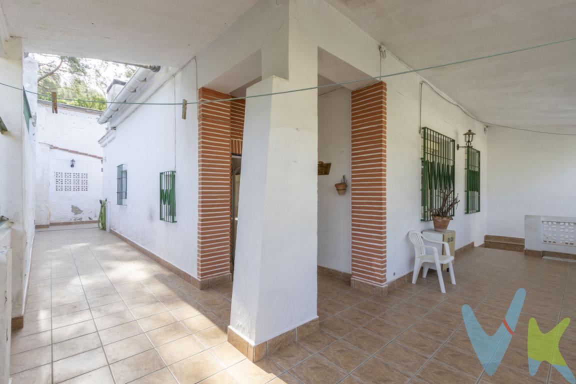  Propiedad Unifamiliar de 96 m² con 3 Dormitorios más próxima a todos los servicios Esta propiedad unifamiliar de 96 metros cuadrados construidos, cuya edificación data de 1960, destaca técnicamente por su ubicación estratégica dentro del casco urbano. Se trata del inmueble con la mayor proximidad logística a los servicios esenciales del municipio, situándose como el activo más cercano al área de dotaciones públicas y comerciales de Gilet. Esta característica reduce a mínimos los tiempos de desplazamiento para las gestiones diarias. Ubicación y Ventajas de Proximidad La vivienda se sitúa en el punto geográfico más eficiente de la localidad respecto a los servicios básicos. Su emplazamiento permite el acceso inmediato a pie a las siguientes infraestructuras:Zona Educativa: Ubicación adyacente al colegio público, eliminando la necesidad de transporte para el acceso escolar.Abastecimiento: Situada a escasos metros del supermercado principal del municipio.Infraestructuras Deportivas: Localizada junto al polideportivo municipal, facilitando el uso de pistas, piscina y áreas recreativas.Transporte Público: Acceso directo a la parada de autobús, asegurando la conectividad con Sagunto y Valencia. Distribución y Características del Inmueble El inmueble presenta una configuración de planta baja que optimiza la accesibilidad y la gestión del espacio. La distribución se organiza de la siguiente manera:Tres Habitaciones: Estancias independientes con ventilación directa. La disposición de los muros permite una compartimentación clara entre las áreas de descanso y las zonas comunes.Salón-Comedor: Espacio central que articula la vivienda, diseñado para maximizar la entrada de luz natural según la orientación de la fachada.Trastero: Incluye un cuarto de almacenamiento independiente, un elemento técnico de alto valor para el depósito de enseres y herramientas, optimizando la superficie útil habitable. Calidades Constructivas y Eficiencia La construcción de 1960 ofrece una estructura sólida basada en muros de carga de gran espesor, lo que confiere a la vivienda una inercia térmica superior a las edificaciones modernas de tabiquería ligera. Al ser una vivienda independiente, el propietario dispone de autonomía total sobre la envolvente del edificio, sin dependencia de comunidades de vecinos para la gestión de suministros, mantenimiento de cubiertas o posibles proyectos de instalación de energía solar fotovoltaica.La propiedad se encuentra en un estado que permite su ocupación, si bien su tipología ofrece un amplio margen para actualizaciones técnicas que incrementen su eficiencia energética y su valor de mercado, aprovechando su condición de vivienda exenta. Entorno y Valor LogísticoResidir en el inmueble más próximo al colegio, supermercado y polideportivo de Gilet supone una ventaja competitiva en términos de ahorro de tiempo y costes de transporte. El entorno combina la tranquilidad de un municipio de baja densidad con la comodidad de tener el núcleo de servicios a menos de un minuto de la puerta principal. Esta combinación de factores técnicos y de ubicación posiciona a la propiedad como un activo de alta demanda funcional. 