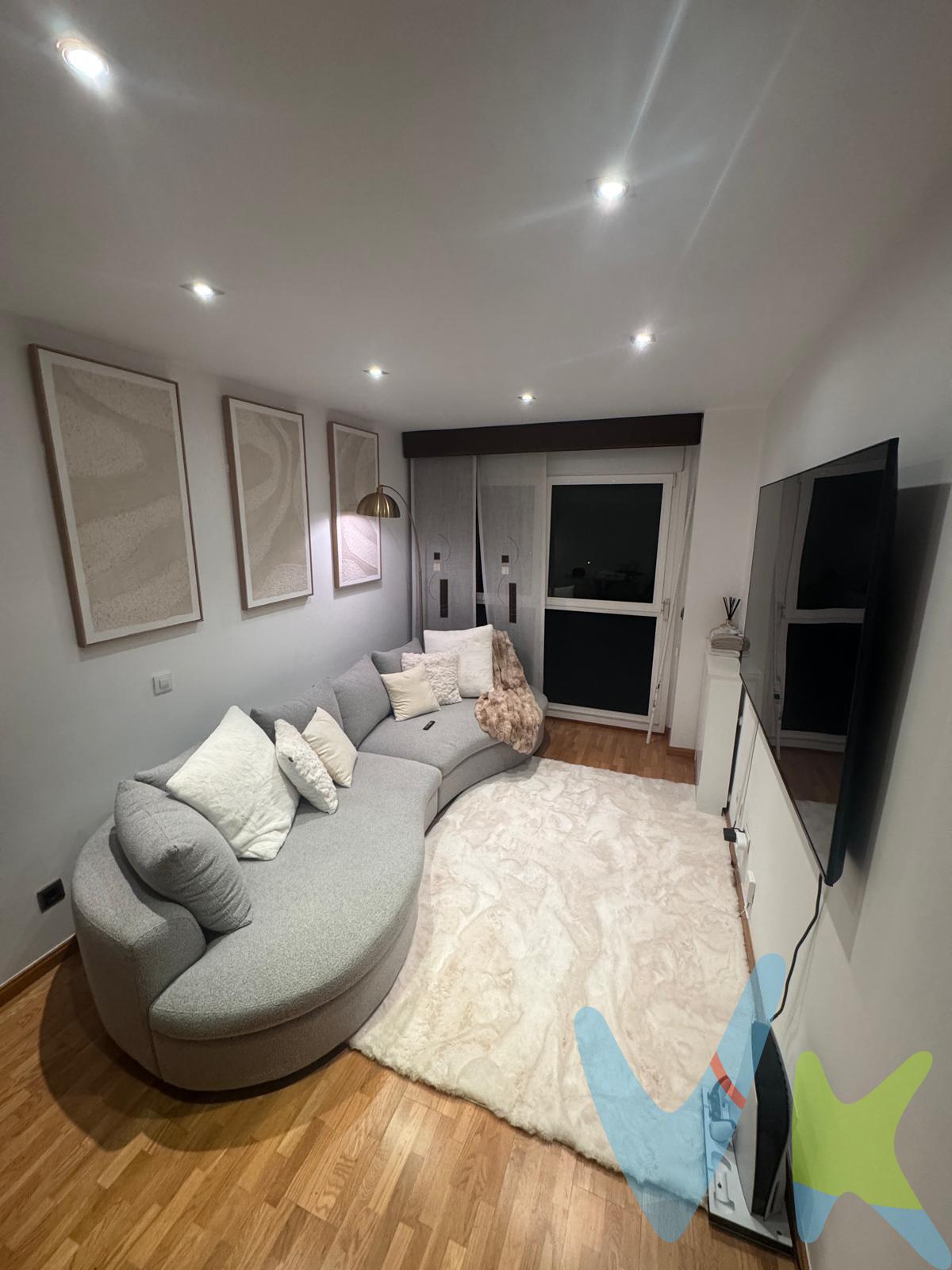 Presentamos este magnífico piso ubicado en la zona de Usera, uno de los barrios emergentes más prometedores de Madrid. Con una superficie construida de 62 m² y útil de 60 m², esta propiedad destaca por su disposición exterior que garantiza luz natural durante todo el día. El inmueble cuenta con un amplio salón-comedor ideal para disfrutar momentos familiares o recibir visitas; además dispone de dos habitaciones: una doble perfecta como dormitorio principal y otra sencilla adaptable a oficina o habitación infantil. La cocina está bien equipada y conectada al resto del hogar mediante un diseño funcional que optimiza los espacios. El baño completo se encuentra en buen estado lo cual permite habitar inmediatamente sin necesidad reformas adicionales. Su conservación es excelente gracias a cuidados recientes realizados tanto dentro como fuera del mismo. Situado estratégicamente cerca del transporte público, comercios locales así como parques para actividades recreativas; esto hace no solo conveniente sino también agradable vivir aquí desarrollando tu vida cotidiana cómodamente entre todos estos servicios necesarios. Esta oferta única tiene un precio competitivo establecido en €250.000 – Ideal ya sea buscando primera vivienda propia o inversión inmobiliaria dada la creciente demanda actual por áreas urbanas accesibles pero tranquilas.