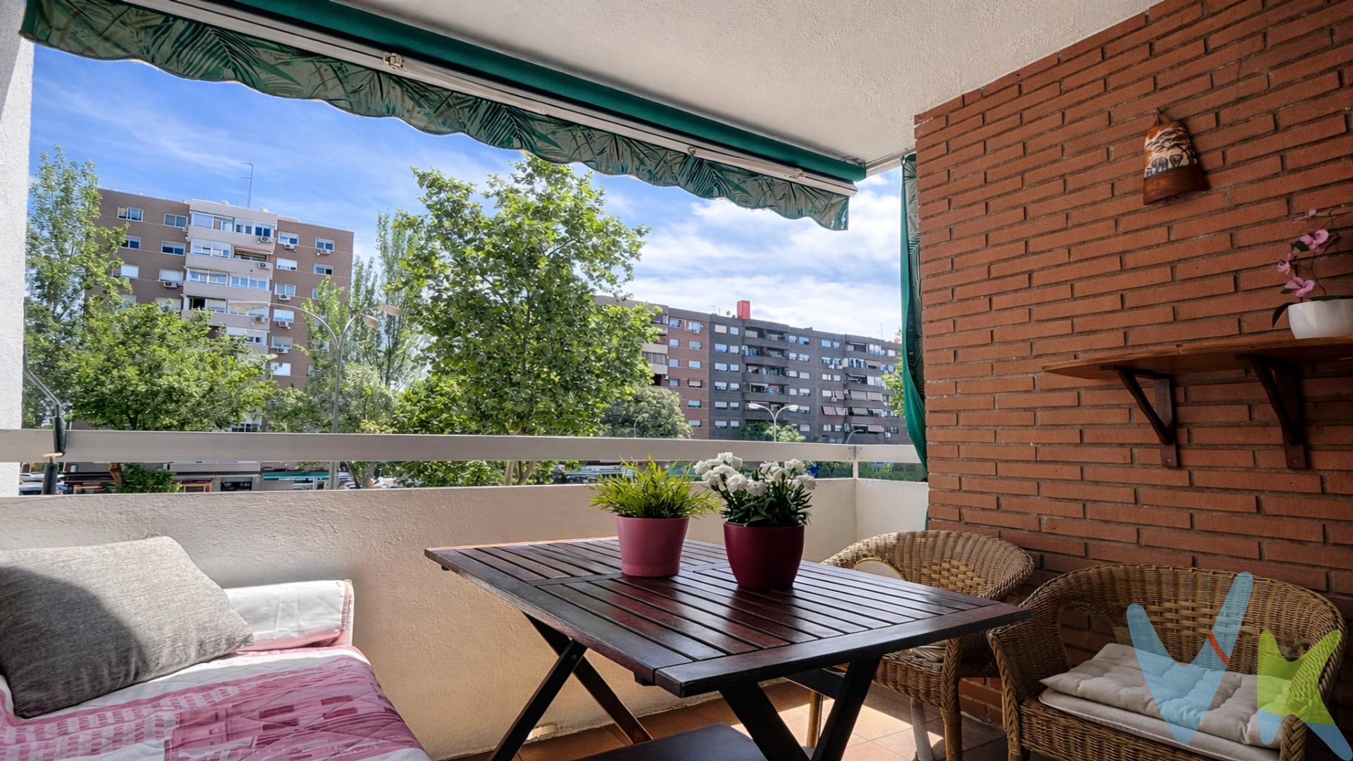 Descubre una vivienda luminosa, reformada y lista para entrar a vivir en una de las zonas más demandadas de Fuenlabrada: La Serna - Lorea 2. Ubicada en la calle Castilla la Nueva, esta vivienda en primera planta destaca por sus dos espacios exteriores, un valor muy buscado: una terraza con acceso desde el salón, perfecta para desconectar, y un patio/tendedero privado desde la cocina, ideal para el día a día. Nada más entrar, la luz natural es protagonista gracias a su excelente orientación este-sur. El salón-comedor, equipado con aire acondicionado inverter, ofrece un ambiente cómodo y acogedor con salida directa a la terraza. La vivienda se distribuye en:. 3 dormitorios (2 dobles y 1 individual). 1 baño completo con plato de ducha. Cocina independiente con acceso al patio. Se encuentra en muy buen estado, con una reforma integral realizada en 2018, que incluye:. Instalaciones de electricidad y fontanería renovadas. Ventanas de PVC con doble acristalamiento. Cocina moderna equipada con encimera de cuarzo. Puertas de roble. Suelos de mármol en hall y salón, y parquet en el resto de la vivienda. Cuenta además con calefacción central, con comunidad que incluye calefacción y agua fría y caliente, facilitando la gestión de gastos. La urbanización dispone de piscina comunitaria, zonas deportivas y club social, aportando un plus de calidad de vida. Ubicada en una vía principal, con excelente conexión y todos los servicios a pocos minutos, es una oportunidad ideal tanto para vivir como para invertir cerca de Madrid. Información adicional:. •	Superficie registral: 82,50 m² construidos / 65,93 m² útiles . •	Superficie catastral: 78 m² construidos (73 m² vivienda + 5 m² elementos comunes) . Información legal:. •	El precio no incluye mobiliario, decoración, impuestos ni gastos de compraventa . •	Honorarios de gestión: 3% + IVA . •	ITP: 6% . •	Notaría: aprox. 0,2% – 0,5% . •	Registro: aprox. 0,1% – 0,25% . *Este anuncio no es vinculante y puede contener errores. Se muestra a título informativo y no contractual.*. 📞 Contacta para más información o para concertar una visita. . . . . . 