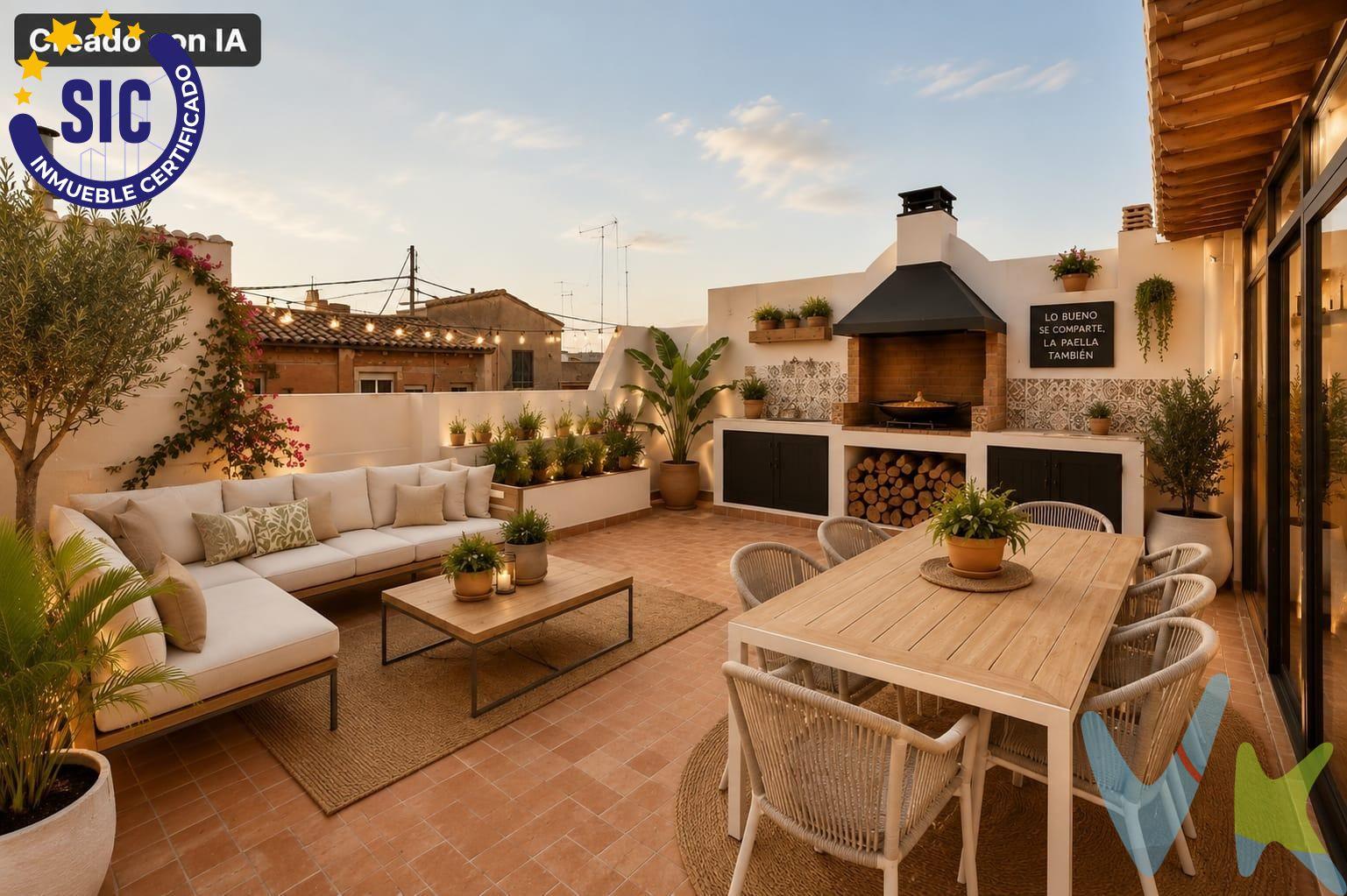 * El anuncio contiene imágenes creadas con IA marcadas , únicamente para poder visualizar las posibilidades de la vivienda. . Imagina vivir en el verdadero corazón de Valencia, donde la historia, la cultura y la energía de la ciudad se cruzan justo al salir de tu portal. Un entorno privilegiado donde tenerlo todo a un paso es solo el principio. El verdadero encanto de esta propiedad reside en el estilo de vida que ofrece y en un potencial casi imposible de encontrar en la zona. Su salón guarda un secreto arquitectónico único: la posibilidad de instalar una escalera interior que conecte el comedor directamente con su propia terraza privada. Esa terraza es la auténtica joya de la corona. Un refugio exclusivo elevado sobre los tejados del centro, pensado para desconectar del ritmo urbano, cenar bajo las estrellas o disfrutar del sol del Mediterráneo con absoluta intimidad. Más que una vivienda, es la oportunidad de diseñar un espacio con personalidad propia en una ubicación irrepetible. Hay proyectos que no se pueden imaginar solo con imágenes; hay que estar allí para sentir su luz y visualizar todo su alcance. Escríbenos o llámanos para coordinar una visita y ven a descubrir en persona todo lo que este rincón del centro puede ofrecerte. Por mandato expreso del propietario, comercializamos este inmueble en exclusiva, lo que le garantiza el acceso a toda la información, a un servicio de calidad, un trato fácil, sencillo y sin interferencias de terceros. Por este motivo, se ruega no molestar al propietario, a los ocupantes de la propiedad o a los vecinos. Muchas gracias por su . comprensión. 