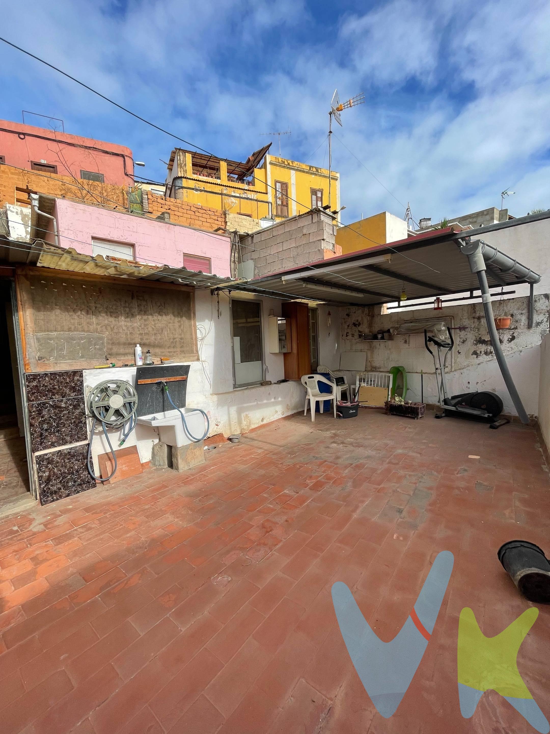 Se vende acogedora casa terrera con necesidad de reforma y con amplio solar anexo, que da a dos calles, ideal para quienes buscan espacio, comodidad y potencial para futuras ampliaciones o proyectos personales. La propiedad se distribuye en:  Entrada-estar luminosa y con Cuatro dormitorios bien distribuidos Un baño completo una Cocina independiente y Azotea transitable con vistas, además tiene zona de lavadero. Junto a la vivienda esta un Solar contiguo, perfecto para ampliar la vivienda, construir garaje, zona ajardinada o nuevas dependencias, pues tiene entrada por calle independiente a la entrada de la vivienda. Ubicada en una zona tranquila, con buena accesibilidad y múltiples posibilidades de reforma o desarrollo. ¡Una oportunidad única para convertir esta casa en el hogar que siempre has soñado!. En el precio de venta no se incluye impuesto ni gastos de registro y notaria.