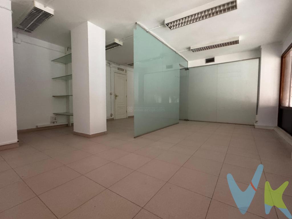 Oficina en venta en Gran Vía de Logroño. Amplia fachada. Exterior. Orientación sur.Bomba de calor. Baño dentro de la oficina. Instalación de ascensor con parada en entreplanta en curso. 