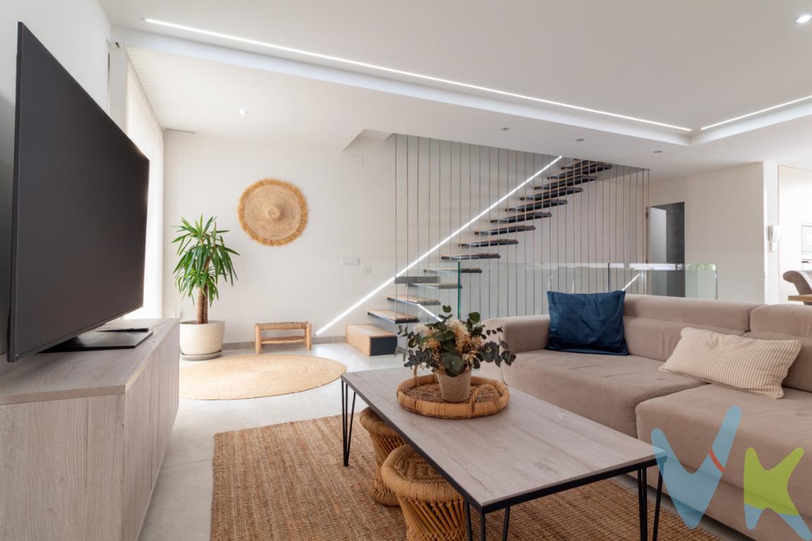 ¡Descubre esta magnífica casa en venta en Puerto de Sagunto con un diseño y calidad inmejorable! Esta vivienda, situada en la zona de la playa de Puerto de Sagunto, ofrece todo lo que necesitas para una vida cómoda y tranquila. Cuenta con un diseño moderno y espacios amplios, ideal para quienes buscan un hogar en una ubicación privilegiada.La casa, construida en 2018, se encuentra en perfecto estado, lista para entrar a vivir. Ofrece un espacio de 193 metros útiles y un total de 221.88 metros construidos. Al entrar, serás recibido por un ambiente cálido y luminoso, con acabados de alta calidad que demuestran la atención al detalle en cada rincón de la propiedad.Esta espaciosa vivienda dispone de tres habitaciones, una de ellas con vestidor, diseñadas para maximizar el confort y la funcionalidad. Estos espacios son ideales para descansar, trabajar desde casa, o para adaptar como lugar para invitados. Además, cuenta con tres baños, uno de ellos en suite, y un aseo moderno, todos ellos cuidadosamente diseñados para satisfacer tus necesidades diarias.Una de las principales ventajas de esta propiedad es su amplia terraza conectada con la zona de salón y cocina, dando la sensación de estar en un espacio único, perfecto para disfrutar de momentos al aire libre sin salir de casa. La terraza es el lugar ideal para recibir amigos y familiares, disfrutar de cenas al aire libre o simplemente relajarte al final del día. La comodidad está garantizada con el garaje, un recurso valioso para aparcar sin complicaciones. Este espacio adicional no solo proporciona seguridad para tu vehículo, sino también una mayor conveniencia en el día a día.La ubicación de la casa en la zona de la playa de Puerto de Sagunto te ofrece proximidad a todos los servicios esenciales. Encontrarás comercios, restaurantes, colegios y centros de salud a poca distancia, lo que facilita la vida diaria y atiende todas tus necesidades. Además, el Puerto de Sagunto es conocido por su ambiente tranquilo y su cercanía al mar, lo que hace de esta propiedad una opción ideal tanto para quienes buscan un hogar permanente como para aquellos que desean una segunda residencia cerca de la playa. En términos de conectividad, la vivienda se beneficia de buenas comunicaciones con el resto de la ciudad y áreas circundantes. Disfrutarás de un acceso rápido y sencillo a las principales vías, facilitando los desplazamientos diarios.No dejes pasar esta oportunidad única de adquirir una vivienda excepcional en uno de los barrios más solicitados de Puerto de Sagunto. Estas propiedades no suelen estar disponibles por mucho tiempo, y es fácil ver por qué. Ponte en contacto con nosotros para agendar una visita y experimentar de primera mano todo lo que esta magnífica casa tiene para ofrecer. * En nuestra agencia contamos con el distintivo de Agentes de Intermediación Inmobiliaria de la Comunitat Valenciana (Número de registro RAICV 1394) y cumplimos con todos los requisitos que debe tener un profesional del sector inmobiliario. *Por mandato expreso del propietario, comercializamos este inmueble en exclusiva, lo que le garantiza el acceso a toda la información, a un servicio de calidad, un trato fácil, sencillo y sin interferencias de terceros. Si usted es agente inmobiliario y tiene un cliente para este inmueble, llámenos estaremos encantados de colaborar. *El precio indicado no incluye gastos ni otros conceptos. A tal efecto, se informa que al referido precio habrá que añadirle los gastos propios de la transmisión inmobiliaria, entre los que cabe enumerar los siguientes: honorarios notariales, impuesto al que se encuentre sujeta la transmisión (Impuesto sobre el Valor Añadido o Impuesto sobre Transmisiones Patrimoniales y Actos Jurídicos Documentados, según el caso), gastos de inscripción en el Registro de la Propiedad y honorarios de intermediación de la agencia inmobiliaria.  *¿Qué te ofrecemos en nuestra agencia?  - Agilizamos y hacemos más cómodo el proceso. - ¡Nos ocupamos de todo! Cero preocupaciones. - Recibe apoyo legal y fiscal durante todo el proceso. - Experto inmobiliario 100% a tu lado. - Asistencia post venta ¡Seguimos a tu lado!  