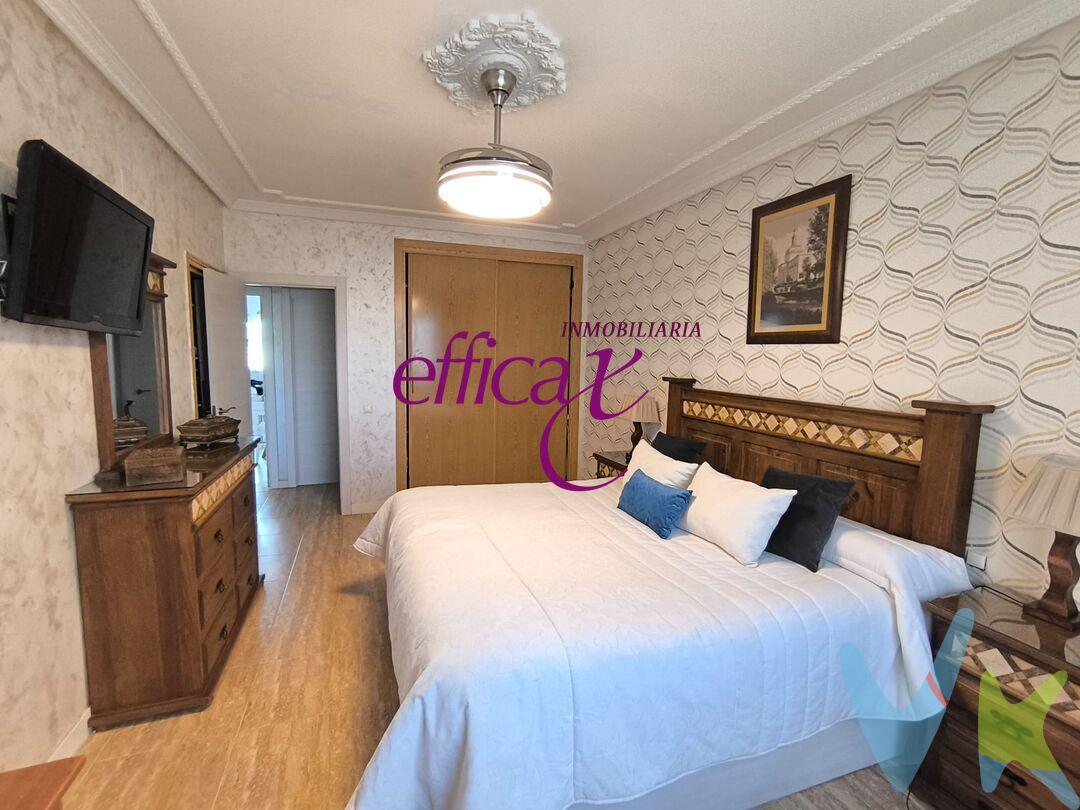 Imagina llegar a casa y sentir que todo encaja. Espacio, luz, comodidad y ese toque especial que convierte una vivienda en hogar.
Te presentamos esta magnífica vivienda en excelente estado, pensada para familias que valoran el bienestar, la amplitud y la calidad de vida sin renunciar a zonas exteriores donde crear recuerdos inolvidables.
Desde el primer momento, la casa enamora por su luminosidad y su distribución inteligente. Cada estancia ha sido diseñada para aprovechar al máximo el espacio, ofreciendo un ambiente acogedor, funcional y lleno de vida.
Cuenta con tres amplios dormitorios, todos ellos bañados por luz natural y equipados con armarios empotrados. El dormitorio principal eleva la experiencia con un generoso vestidor, perfecto para quienes valoran el orden y el confort diario.
El salón-comedor, amplio y elegante, se convierte en el corazón del hogar: un espacio ideal tanto para relajarte como para compartir momentos especiales. Su distribución permite diferenciar ambientes sin perder sensación de amplitud.
La vivienda dispone de calefacción de gasóleo en toda la casa, garantizando confort durante todo el año.
La cocina, práctica y espaciosa, ofrece una gran capacidad de almacenaje y todo lo necesario para el día a día. Los baños completos, modernos y cuidados al detalle, cuentan con platos de ducha y acabados actuales que aportan un toque contemporáneo.
Pero si hay algo que marca la diferencia es su espectacular patio exterior de 80 m². Un auténtico lujo donde podrás disfrutar al aire libre: reuniones con amigos, zona de juegos, momentos de relax… e incluso la posibilidad de instalar una piscina. Un espacio versátil que se adapta a tu estilo de vida.
En la planta baja encontrarás un amplio garaje para dos coches con puerta motorizada, además de una práctica zona adicional con cocina totalmente amueblada, salón y baño, ideal como espacio independiente, zona de ocio o para invitados.
La vivienda se encuentra en perfecto estado de conservación, lista para entrar a vivir, con materiales de calidad, iluminación moderna y una distribución pensada para disfrutarla desde el primer día.
Una oportunidad única para dar el salto a la casa que siempre has querido: cómoda, espaciosa y con ese espacio exterior que marca la diferencia.