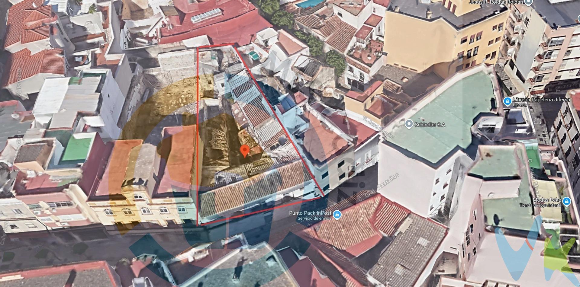 Oportunidad para promotor/inversor en C/ General Castaños 38 (Algeciras). Inmueble totalmente arruinado, sin viabilidad real de rehabilitación convencional: el enfoque razonable es demolición y ejecución completa de obra nueva, con proyecto técnico. Elemento catalogado (importante): según la información urbanística disponible, la protección se limita a la reproducción de balcones y arcos interiores; es decir, no es necesario conservar la forja o los arcos actuales, sino rehacerlos manteniendo el mismo diseño/imagen. En la práctica, se trata de elementos sencillos (arcos de trazo básico y barandilla/forja replicable). Superficie de parcela: 367 m² según Catastro (recomendable contrastar en informe urbanístico). Entorno y oportunidad: a menos de 200 m hay dos solares en rehabilitación (junto a Plaza Alta) orientados a apartamentos turísticos y en venta, lo que apunta a demanda en el centro (siempre sujeto a la normativa municipal vigente y viabilidad urbanística). Además, el edificio colindante se explota en régimen turístico, por lo que este proyecto podría plantearse con el mismo enfoque y solicitar la correspondiente licencia/habilitación turística, condicionado a la compatibilidad urbanística, normativa municipal aplicable y autorizaciones administrativas que procedan. Precio: 50.000 €.  Ideal para quien quiera posicionarse en un proyecto de obra nueva en el casco urbano, con condicionantes asumibles al tratarse de reproducción de elementos puntuales. ----------------------------------------------------------- . Transparencia de precio, impuestos y honorarios:. El precio publicado corresponde únicamente al precio de venta del inmueble y no incluye impuestos, gastos de compraventa ni honorarios a cargo del comprador. Impuestos: ITP o IVA+AJD (según la naturaleza de la transmisión). En Andalucía, en segundas transmisiones el ITP es 7% con carácter general, pudiendo aplicarse tipos reducidos (6% o 3,5%) si se cumplen requisitos. Base del impuesto: con carácter general, la base será la mayor entre el precio declarado y el valor de referencia (según normativa aplicable). Gastos de compraventa: notaría, registro y, en su caso, gestoría (desde 2.000€ orientativo, según operación). Honorarios comprador (no incluidos): 3% + IVA, con mín. 3.500€ + IVA si precio < 115.000€. Se informan y aceptan por escrito (hoja de encargo/servicios) antes de la visita y de cualquier gestión vinculada a la compra. Ficha informativa (Decreto 218/2005) a disposición del interesado. Fuentes oficiales: información tributaria y valor de referencia disponibles en fuentes oficiales de la Junta de Andalucía y se facilitan a quien lo solicite. Exclusiva: Por mandato expreso del propietario, este inmueble se comercializa en exclusiva a través de la inmobiliaria. Se ruega no contactar directamente con propiedad/ocupantes/vecinos.