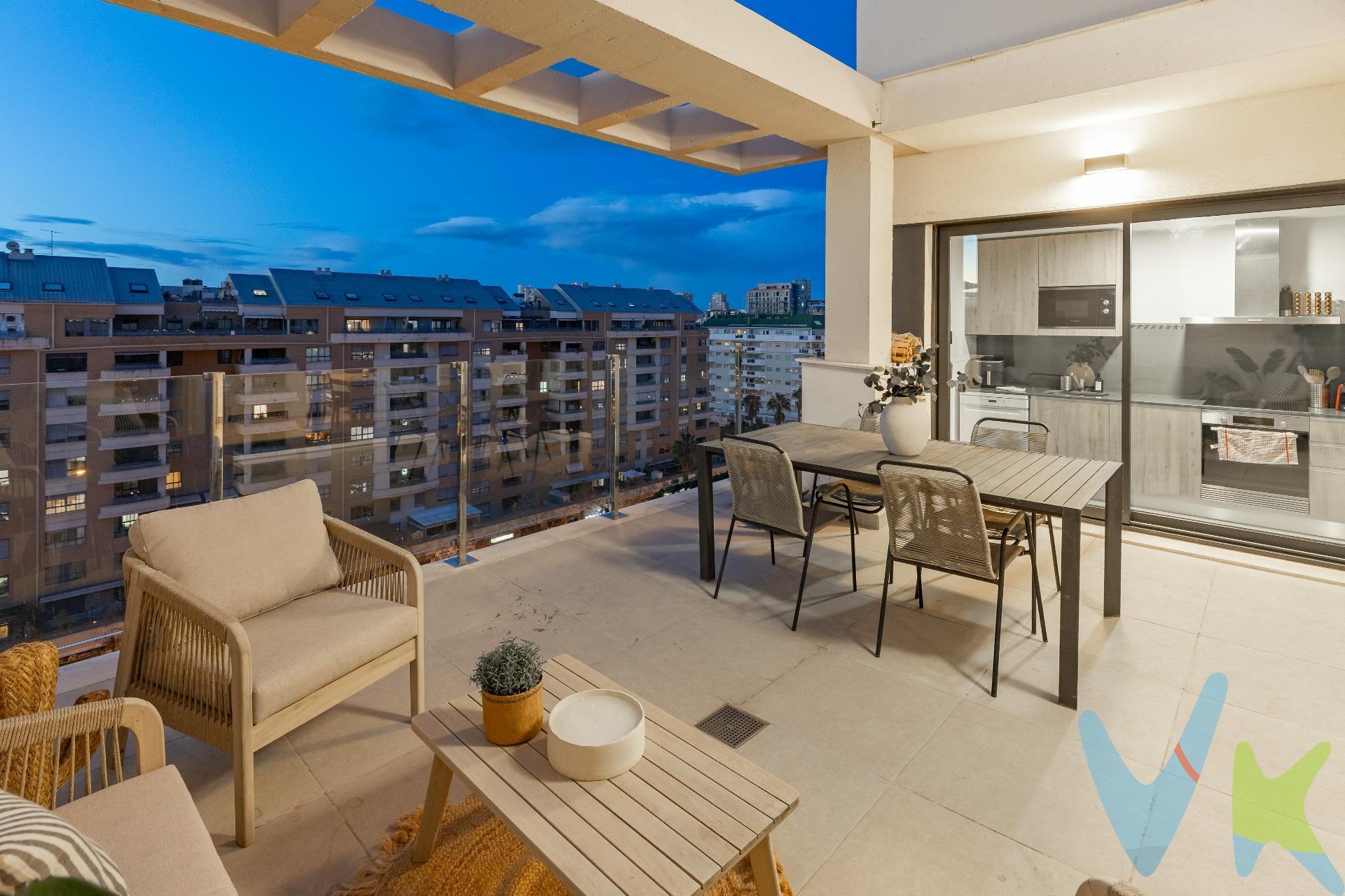 🌇 Exclusivo ático con espectacular terraza, 9ª planta, urbanización con piscina y garaje incluido más trastero. Descubre este impresionante ático situado en la calle Jorge Comín, en una novena planta que ofrece privacidad, luminosidad y unas agradables vistas despejadas. Una vivienda única pensada para quienes buscan confort, modernidad y disfrutar del exterior sin salir de casa. Construido en 2022, este elegante ático combina diseño contemporáneo, materiales de primera calidad y una distribución funcional que aprovecha cada espacio al máximo. La vivienda cuenta con 70 m² construidos, a los que se suma una espectacular terraza de más de 23 m², un auténtico privilegio donde podrás crear tu propio oasis privado, disfrutar del clima mediterráneo, organizar reuniones o relajarte al aire libre. El salón-comedor, amplio y lleno de luz natural gracias a su altura, conecta directamente con la terraza, generando un espacio abierto y muy agradable. La cocina independiente también dispone de salida directa a la terraza, aportando comodidad y funcionalidad en el día a día. La vivienda dispone de una acogedora habitación principal con vestidor independiente, diseñada para ofrecer máximo confort y organización, además de un baño moderno con acabados actuales. Entre sus excelentes calidades destacan:. ✨ Sistema de aerotermia de alta eficiencia energética. ✨ Suelo de gres porcelánico imitación madera. ✨ Paredes lisas. ✨ Ventanas de aluminio lacadas en blanco con excelente aislamiento térmico y acústico. ✨ Puertas lacadas en blanco. ✨ Práctico armario lavandería con espacio para lavadora, secadora y almacenamiento. La propiedad forma parte de una urbanización privada con zonas comunes pensadas para disfrutar en familia, que incluyen piscina, parque infantil y servicio de seguridad. Además, el precio incluye una plaza de garaje y un trastero, aportando un extra de comodidad y almacenamiento. 📍 Un enclave que combina naturaleza, exclusividad y calidad de vida. Situada en la calle Jorge Comín, esta propiedad disfruta de una ubicación estratégica dentro de Valencia, donde la tranquilidad residencial convive con la cercanía a todos los servicios y al dinamismo de la ciudad. A escasos minutos se encuentran el Bioparc y el Parque de Cabecera, uno de los pulmones verdes más emblemáticos de Valencia, un entorno privilegiado que invita a disfrutar de largos paseos, deporte al aire libre y momentos de desconexión rodeado de naturaleza. Vivir en esta zona significa apostar por bienestar, comodidad y un estilo de vida equilibrado, en un entorno cada vez más valorado tanto por residentes como por inversores. Una vivienda ideal tanto para quienes buscan un hogar exclusivo como para quienes desean invertir en una propiedad moderna, eficiente y con una magnífica terraza, uno de los elementos más demandados actualmente. ✨ Una oportunidad única para vivir en las alturas con estilo, tranquilidad y calidad de vida.