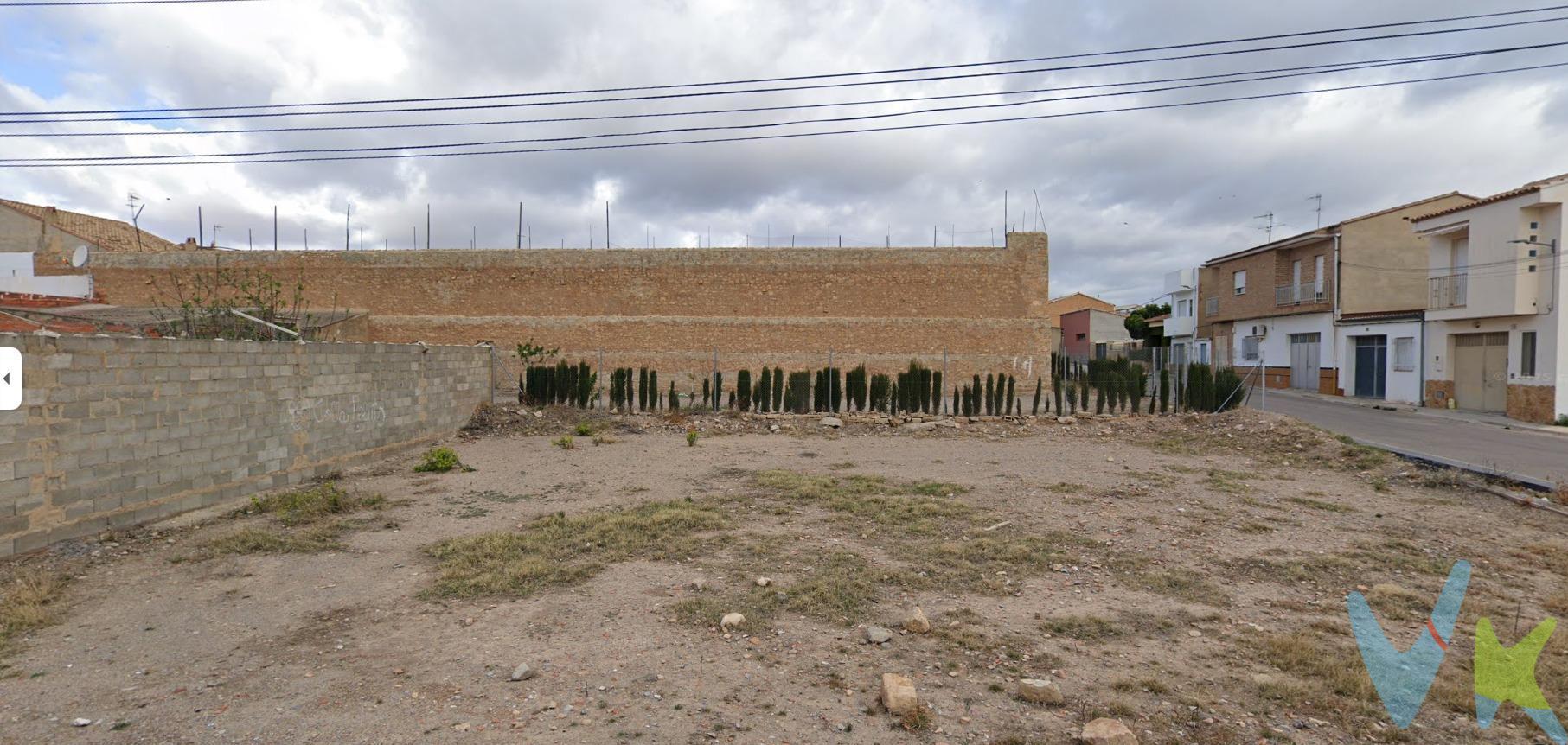 ¡Tu oportunidad de construir la casa de tus sueños en Casinos, Valencia!. Se vende terreno urbano de 215 m², idealmente ubicado en el encantador pueblo de Casinos, a solo unos pasos de comercios, supermercados y todos los servicios locales. Características destacadas:. Ubicación privilegiada: en pleno casco urbano de Casinos, garantizando acceso inmediato a tiendas, supermercados, bares, colegios y todo lo necesario para el día a día. Terreno urbano: lista para edificar. Tamaño perfecto: con 215 m², suficientemente amplio para diseñar una vivienda práctica y acogedora, con espacio exterior suficiente. Ideal para tu hogar personal: proyecta la casa que siempre imaginaste, adaptándola a tu estilo, preferencias y necesidades concretas. Comodidad al máximo: olvídate de largos trayectos; todo lo que necesitas está muy cerca, ¡vivir aquí será más fácil y agradable!. Honorarios de la agencia no incluidos en el precio.