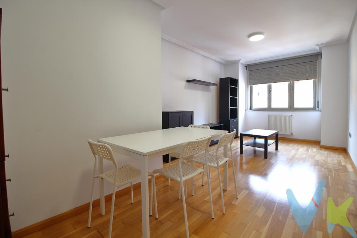  Presentamos una excepcional oportunidad para adquirir un moderno piso en la vibrante ciudad de Gijón, una localidad que combina a la perfección el encanto del norte con una infraestructura urbana eficiente..Este acogedor piso se encuentra en la cuarta planta de un edificio construido en 2013, que presume de una arquitectura contemporánea y acabados de alta calidad. Con 70 metros construidos y 62 metros útiles, este espacio está diseñado para maximizar la comodidad y funcionalidad.Al acceder a este inmueble, nos encontramos con un salón espacioso y luminoso, perfecto para momentos de descanso y ocio. Las ventanas, grandes y con perfecto aislamiento, permiten disfrutar de una excelente iluminación natural durante todo el día, a la vez que aíslan del ruido exterior. La cocina está equipada con electrodomésticos modernos y encimeras de calidad que facilitan la tarea diaria, ofreciendo al mismo tiempo un aspecto visual impecable.Este piso cuenta con dos dormitorios amplios, ideales para descansar y desconectar después de un largo día. Ambos dormitorios están diseñados para maximizar el espacio, ofreciendo armarios empotrados y ventanas que proporcionan luz natural, lo que crea un ambiente cálido y acogedor. El baño está equipado con los mejores materiales y acabados, convirtiéndose en un espacio de relajación.El edificio en el que se ubica este magnífico piso dispone de ascensor, garantizando un acceso cómodo y seguro a cada planta. Además, el precio de venta incluye una plaza de garaje privada, una característica que añade valor y comodidad, especialmente en una zona donde el aparcamiento puede ser un desafío.La ubicación del piso es otra de sus grandes ventajas. Gijón es una ciudad dinámica con una oferta cultural y de ocio variada y de calidad. Gracias a las buenas conexiones de transporte público, con paradas de autobús cercanas, moverse por la ciudad y sus alrededores es sencillo y rápido. Además, la zona cuenta con todos los servicios necesarios para el día a día: supermercados, colegios, centros de salud y una amplia oferta gastronómica.Lo invitamos a concertar una visita para descubrir en persona todas las ventajas que este inmueble tiene para ofrecerle. Nuestro equipo está a su disposición para organizar un recorrido y resolver cualquier duda que pueda tener. No lo dude más, su nuevo hogar en Gijón le está esperando con las puertas abiertas.Contamos con más de 35 años de experiencia acreditada y nuestro objetivo es garantizarle un servicio de compra humano, ético, de calidad, fácil y seguro. Nuestro equipo lo integran agentes con la titulación AIR (Agente Inmobiliario Registrado), somos CRS (Council of Residential Specialist) y API. (Agente de la Propiedad Inmobiliaria Colegiado nº248). Contamos con un seguro de Caución que nos permite garantizar el depósito de las cantidades entregadas por nuestros clientes.Te ayudamos con la financiación con las mejores condiciones hipotecarias hasta el 100%.Consulte en nuestras reseñas de Google lo que opinan los clientes que ya han trabajado con nosotros.El precio no incluye gastos de notaría, registro e impuesto de transmisiones.