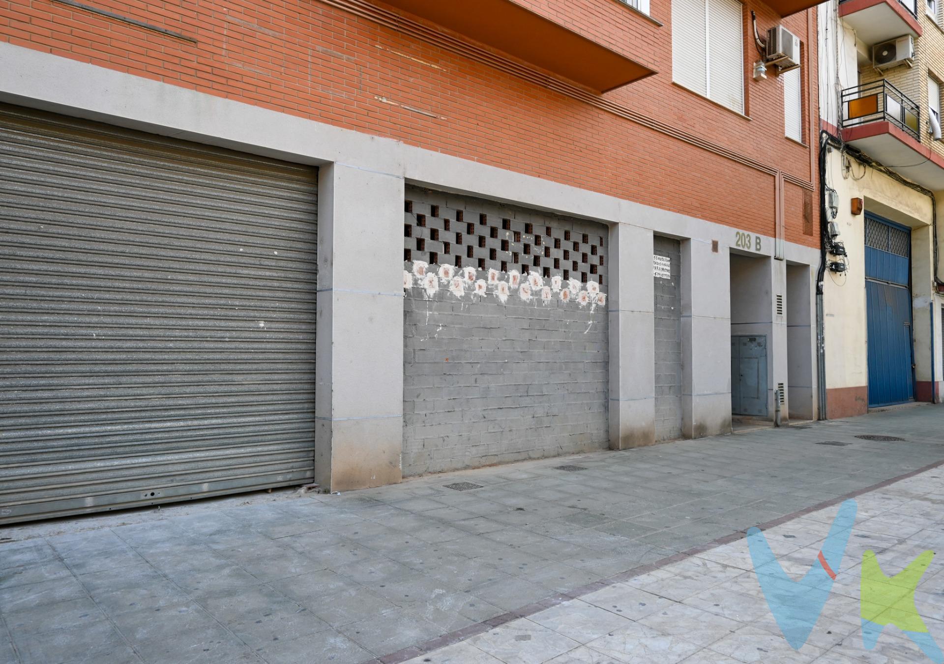 ¡Gran oportunidad de inversión en Xirivella! Local comercial en venta con acceso a dos calles. Se vende amplio local comercial en Xirivella con una ubicación inmejorable: entradas por la Avenida Camí Nou y la Calle Arte Mayor de la Seda. Superficie útil total: 1.614 m². Distribución diáfana, ideal para adaptar a cualquier tipo de negocio. 5 puertas con persianas de acceso que permiten una excelente entrada de luz natural, visibilidad comercial y facilidad logística. 4 baños ya habilitados con ducha y con termo eléctrico en cada uno de ellos. Accesos desde ambas calles, 2 entradas por Avda Camí Nou y 3 entradas por Calle Arte Mayor de la Seda. Este local es perfecto tanto para grandes superficies, supermercados, centros médicos, concesionarios, gimnasios, clínicas, talleres, centros logísticos, bazares, franquicias, o cualquier actividad que requiera gran espacio y visibilidad. Además, al estar ubicado en una zona consolidada con alto tránsito peatonal y rodado, ofrece una gran proyección comercial. No pierdas la oportunidad de establecer tu negocio en una de las mejores ubicaciones de Xirivella. Ven a visitarlo!!!!. Para más información o concertar una visita, no dudes en contactar. ---. La descripción del presente inmueble e imágenes tienen mero carácter informativo y en ningún caso carácter contractual, pudiendo ser modificados por la inmobiliaria comercializadora sin que ello implique responsabilidad alguna frente a terceros. En el precio de venta a público, esta propiedad NO incluye los gastos de adquisición (Notario, registro, gestión, honorarios, etc…).