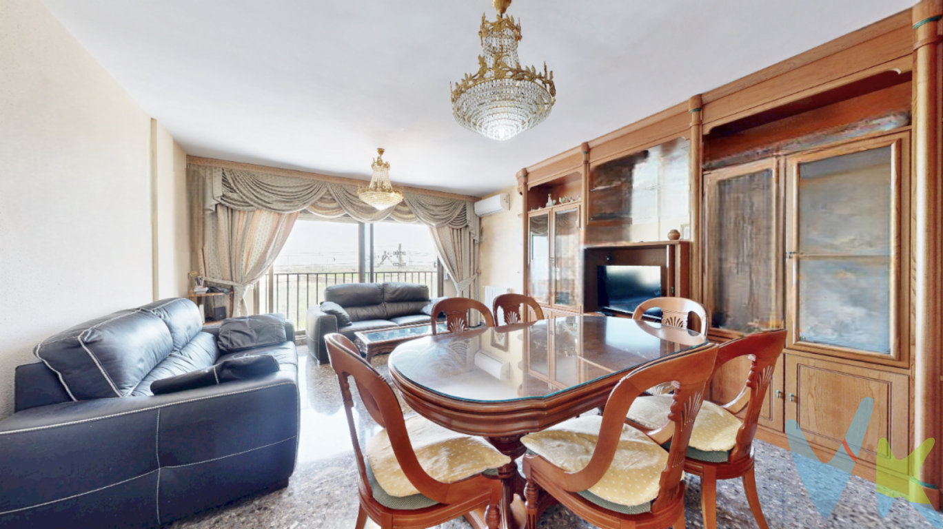 Ámplio piso CON ASCENSOR, TERRAZA, TRASTERO, 3 hab. y 2 baños en Parque Trenor de Torrent  Frente al bonito Parque Trenor de Torrent, a un paso del mismo centro neurálgico con todos los servicios, junto a la parada de metro Torrent y muy muy cerca de la universidad Católica lo que lo convierte en una gran inversión, ofrecemos la posibilidad de adquirir este bonito piso en finca cuidada con ascensor y sin barreras arquitectónicas, de 109m² distribuidos en 3 habitaciones, 2 baños completos, luminoso salón-comedor con ventanal mirador con vistas despejadas y bonita cocina con acceso a galería y práctica terracita de unos 8m² que te permitirá tender con tranquilidad, tener una mascota o simplemente desahogar la vivienda con el trastero que encontramos en la misma terraza. Excelente construcción y acabados como puerta blindada, ventanas de doble cristal tipo climalit, gas ciudad, video-portero,...  Dicen que la mayoría de las veces podemos elegir, no dudes en visitar esta vivienda con ascensor porque quien vive aquí sabe lo fácil que resulta el acceso a todo, residir en la calle Padre Vicente Cabanes implica estar a un paso de todos los principales servicios, ir a por el pan, a las tiendas de barrio, llevar y recoger a tu hijo del colegio o instituto pudiendo pasar por parques o zonas verdes ..., es obvio que cualquier otro detalle de la casa se puede modificar, actualizar o adaptar al gusto y necesidades de sus propietarios, pero, la ubicación se caracteriza por su importancia, si buscas calidad de vida a un precio fantástico, ya has encontrado tu vivienda.     Si tienes que vender antes tu vivienda, llámanos y te asesoramos cómo hacerlo para además tener los mínimos gastos posibles y todas las garantías.  Agencia Registrada con el nº00516 en el Registro Obligatorio de Agentes Inmobiliarios de la Comunidad Valenciana    Por mandato expreso del propietario, COMERCIALIZAMOS ESTE INMUEBLE EN EXCLUSIVA, lo que le garantiza el acceso a toda la información, a un servicio de calidad, un trato fácil, sencillo y sin interferencias de terceros. Por este motivo, se ruega NO MOLESTAR AL PROPIETARIO, a los ocupantes de la propiedad o a los vecinos. Muchas gracias por su comprensión.   La oferta está sujeta a cambios de precio o retirada del mercado sin previo aviso. Este anuncio en su conjunto, incluyendo textos, fotos, imágenes o cualquier otro contenido de este, no es vinculante dado que la información es ofrecida por terceros y puede contener errores. Se muestra a título informativo y no contractual.  El precio anunciado NO INCLUYE los impuestos, ni los gastos como, Notario, Registro de la Propiedad, ni los honorarios de la agencia inmobiliaria.  Esta propiedad se pone a la venta con toda la documentación comprobada y en regla, por lo que ofrecemos GARANTIAS a los compradores.  