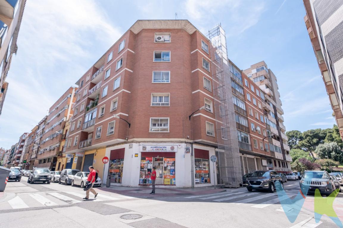 Si buscas un piso donde el espacio, la luz natural y la ubicación estratégica se unan, esta es la oportunidad que estabas esperando en la calle San Antonio Abad, estratégicamente ubicado entre la Avenida de Navarra y la calle Rioja. -Espacio, luz sureste y un lienzo en blanco para tus sueños. Este piso se encuentra en una segunda planta totalmente exterior en chaflán. ¿Qué significa esto? Que gracias a su envidiable orientación sureste, disfrutarás de una luminosidad espectacular durante todo el día, reduciendo el consumo de energía y ganando en bienestar. La vivienda cuenta con una distribución ideal bien aprovechada con muy poco pasillo. . El inmueble se encuentra en buen estado, aunque también requiere alguna actualización. Es la excusa perfecta para adaptarlo a tu gusto y darle tu toque personal sin necesidad de grandes reformas estructurales. - Adiós a las barreras arquitectónicas y problemas de espacio. Sabemos que el confort empieza desde que cruzas el portal. Por eso, te encantará saber que el portal ha sido recién reformado y cuenta con ascensor a cota cero. Olvídate de los escalones incómodas al volver de la compra o al pasear con el carrito. Además, el confort térmico está garantizado y bajo tu control: la calefacción y el agua caliente funcionan con contador individual, para que pagues exactamente por lo que consumes. - El pack completo: Piso con garaje y trastero incluidos. Encontrar aparcamiento en las zonas céntricas y comerciales puede ser un dolor de cabeza. Con esta vivienda te olvidas de dar vueltas: incluye una cómoda plaza de garaje en el mismo edificio. Y para todo aquello que no necesitas tener en el día a día, dispones de un fantástico trastero que te dará ese desahogo de espacio que tanto se agradece. - Una ubicación conectada con todo. Vivir entre la Avenida de Navarra y la calle Rioja te sitúa a un paso de todo lo que necesitas: comercio local, supermercados, colegios, transporte público y zonas verdes. Todo ello en una calle tranquila como San Antonio Abad, pero con la conexión perfecta a las principales arterias de la ciudad. No dejes escapar la oportunidad de visitar este piso exterior, luminoso y con todas las comodidades que estabas buscando. ¡Contacta con nosotros hoy mismo y ven a verlo!. **Precio y Gastos:. En el precio de venta publicado no se  incluyen los impuestos legalmente establecidos ni gastos derivados de la compraventa y de la inscripción del inmueble (I.T.P., Notaría y Registro de la Propiedad)