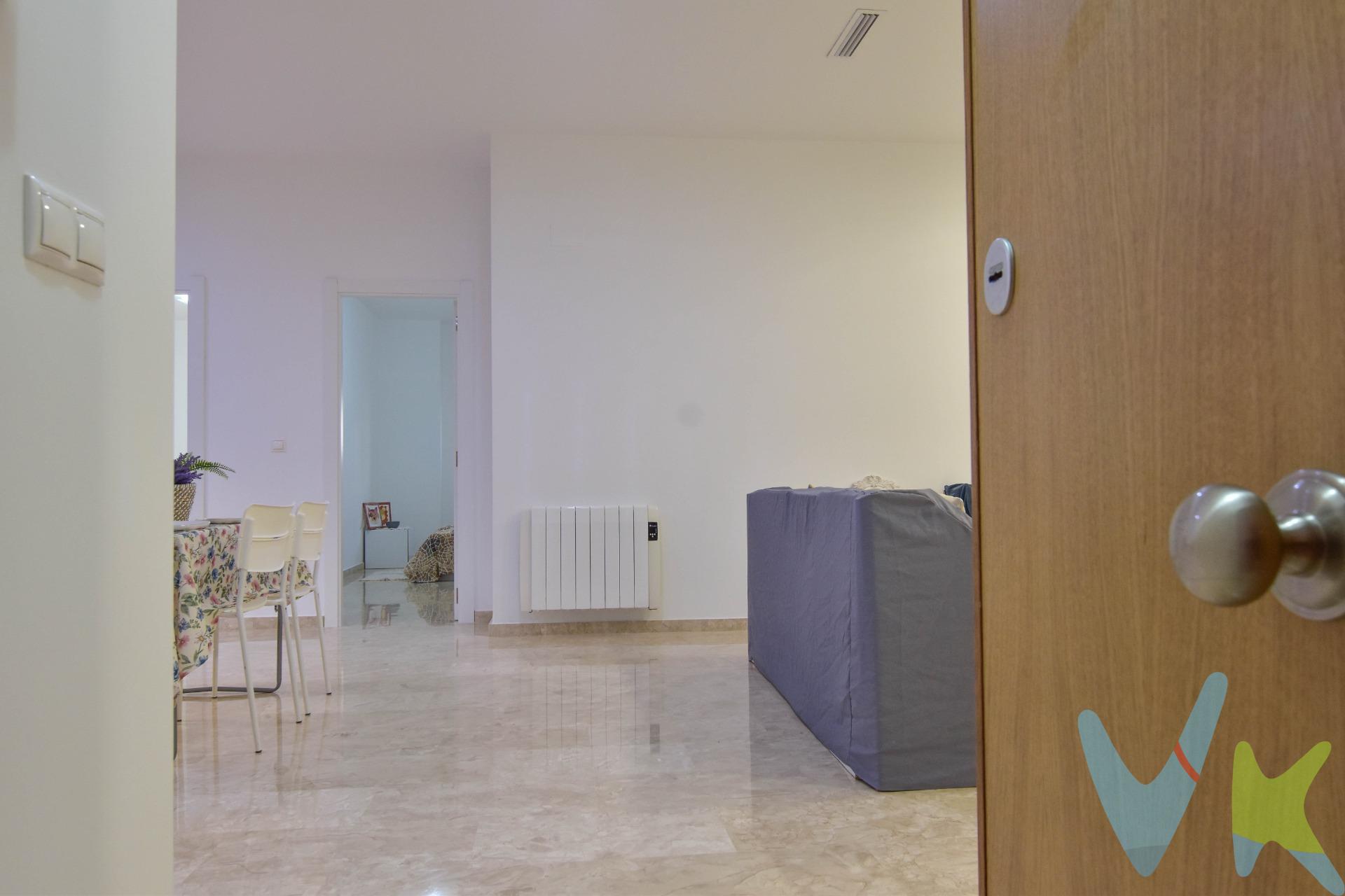 Descubre este encantador bajo reformado ubicado en la ciudad de Benetusser, dentro de la Comunidad Valenciana. Con una superficie construida de 80 m² y útil de 69 m², esta propiedad ofrece un espacio acogedor ideal para disfrutar del confort diario. La vivienda cuenta con una habitación doble, otra sencilla y un baño completo; además se destaca por su excelente orientación noreste que garantiza luminosidad durante todo el día. Entre sus características adicionales se incluye plaza de parking privado, puerta blindada para mayor seguridad e impresionantes vistas al entorno natural que lo rodea. La ubicación es inmejorable: a pocos pasos encontrarás paradas de autobús y estación del tren facilitando así tu movilidad hacia otras zonas urbanas importantes. A escasa distancia también están disponibles centros comerciales donde podrás realizar tus compras diarias o simplemente disfrutar del tiempo libre junto a familiares o amigos.En los alrededores hay colegios cercanos ideales tanto para familias como estudiantes jóvenes;. especialmente atractiva si buscas comodidad sin renunciar a las ventajas citadinas. No pierdas la oportunidad única adquirir esta magnífica propiedad valorada en €210000! Ideal tanto invertir como residencia habitual. Nota: Agencia Registrada con el Nº 1395 en el Registro Obligatorio de Agentes Inmobiliarios de la Comunitat Valenciana, consultable en la web de la Generalitat Valenciana. La oferta está sujeta a cambios de precio o retirada del mercado sin previo aviso. La información contenida en el presente anuncio se facilita a título meramente informativo y no contractual, los datos, descripciones, superficies, imágenes y cualquier otro contenido del mismo pueden estar sujetos a errores u omisiones al ser facilitados por terceros. El precio de venta publicado no incluye los honorarios de intermediación inmobiliaria, ni los impuestos legalmente aplicables (IVA o ITP), ni los gastos derivados de la compraventa, tales como notaría, registro y gestoría, ni aquellos derivados de la financiación, en caso de existir. Por mandato expreso del propietario, este inmueble se comercializa en régimen de exclusiva, garantizando al interesado un acceso completo a la información y una gestión profesional, transparente y sin interferencias de terceros. Se ruega no molestar al propietario, a los ocupantes del inmueble ni a los vecinos. Agentes inmobiliarios con cliente interesado pueden contactar con la agencia para colaborar. Nuestro departamento financiero puede conseguir tu financiación. ¡Consúltanos!