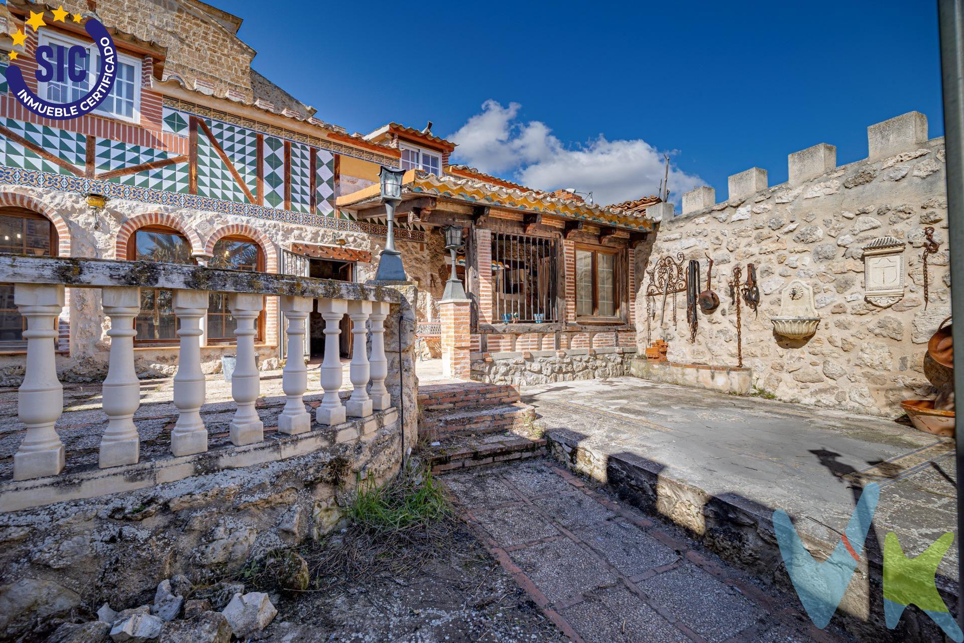 Se vende bonita propiedad en Castrillo de Duero, muy cercano a  Peñafiel  y en pleno corazón de la rivera del Duero en la provincia de Valladolid. Este inmueble consta de dos viviendas independientes separadas por un gran patio con barbacoa. Vivienda principal. Distribuida en tres alturas ,esta casa ofrece espacios amplios y luminosos:. Planta baja: cocina con salón comedor ,un baño completo ,aseo y una habitación. planta primera: Zona de descanso con tres habitaciones y un baño. Ultima planta: bohardilla diáfana, perfecta para otra habitación o espacio adicional. Cuenta con dos salones que permiten crear ambientes diferenciados y acoger reuniones con familiares o amigos. Esta casa es ideal para destinarla como alquiler turístico. Segunda vivienda.  Planta baja: un agradable porche , salòn comedor con cocina integrada y grandes ventanales que proporcionan luz natural y un baño. Primera planta: un amplio espacio diáfano pensado como zona de descanso.. Esta propiedad es una oportunidad única para quienes buscan tranquilidad ,espacio y versatilidad. Ideal como inversión de alojamiento rural ,en una de las zonas más demandadas de la Rivera del Duero. Llàmanos para hacer una visita