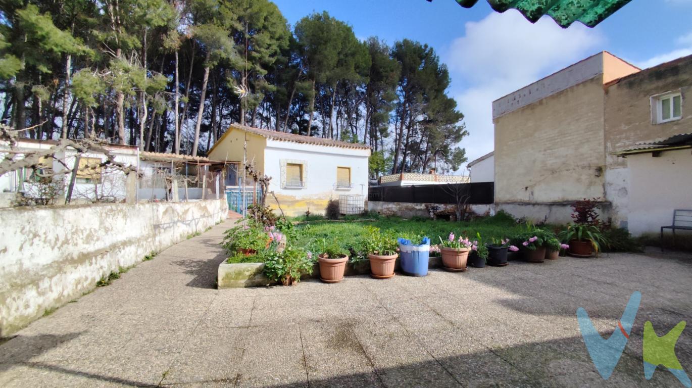 Casa amplia en venta con mucho terreno en la zona de Avenida de Burgos LogroñoCon un diseño amplio y acogedor, esta propiedad ofrece una edificación 64,62 metros cuadrados sobre un terreno total de 496 metros cuadrados.La vivienda dispone de cuatro habitaciones, perfectas para adaptarse a diversos estilos de vida. El sistema de alcantarillado contribuye a la funcionalidad general de la vivienda, asegurando su comodidad. Además, la propiedad se encuentra estratégicamente ubicada cerca de paradas de autobús. Esta cercanía al transporte público ofrece una conexión rápida y eficiente con el resto de la ciudad, facilitando los desplazamientos diarios.Cada aspecto de esta vivienda ha sido cuidadosamente pensado para ofrecer la máxima calidad de vida. El equilibrio entre su ubicación, espacio y facilidades hace de ella una opción destacada en el mercado inmobiliario de Logroño. Imagínese disfrutando de su nuevo hogar, con espacio suficiente para sus seres queridos y todas las comodidades al alcance de su mano.La zona es conocida por su tranquilidad y su ambiente acogedor. Esta área de Logroño combina la serenidad de una zona residencial con la conveniencia de tener todo lo necesario a poca distancia.Una casa así no permanece mucho tiempo en el mercado. Se trata de una oportunidad única para adquirir una vivienda en una de las zonas más solicitadas de Logroño. Las visitas están abiertas y somos flexibles con los horarios para adaptarnos a su conveniencia. No pierda la oportunidad de conocer este gran inmueble y de contemplar en persona todo lo que tiene para ofrecer.Estamos a disposición para resolver cualquier duda o para concertar una visita. Esta es su oportunidad para convertirse en el propietario de una residencia en una ubicación inmejorable, con un ambiente excepcional que está esperando a ser disfrutado. Llame hoy mismo y descubra cómo podría empezar una nueva etapa de su vida en esta maravillosa casa. La llave de su nuevo hogar está a tan solo una visita de distancia. 