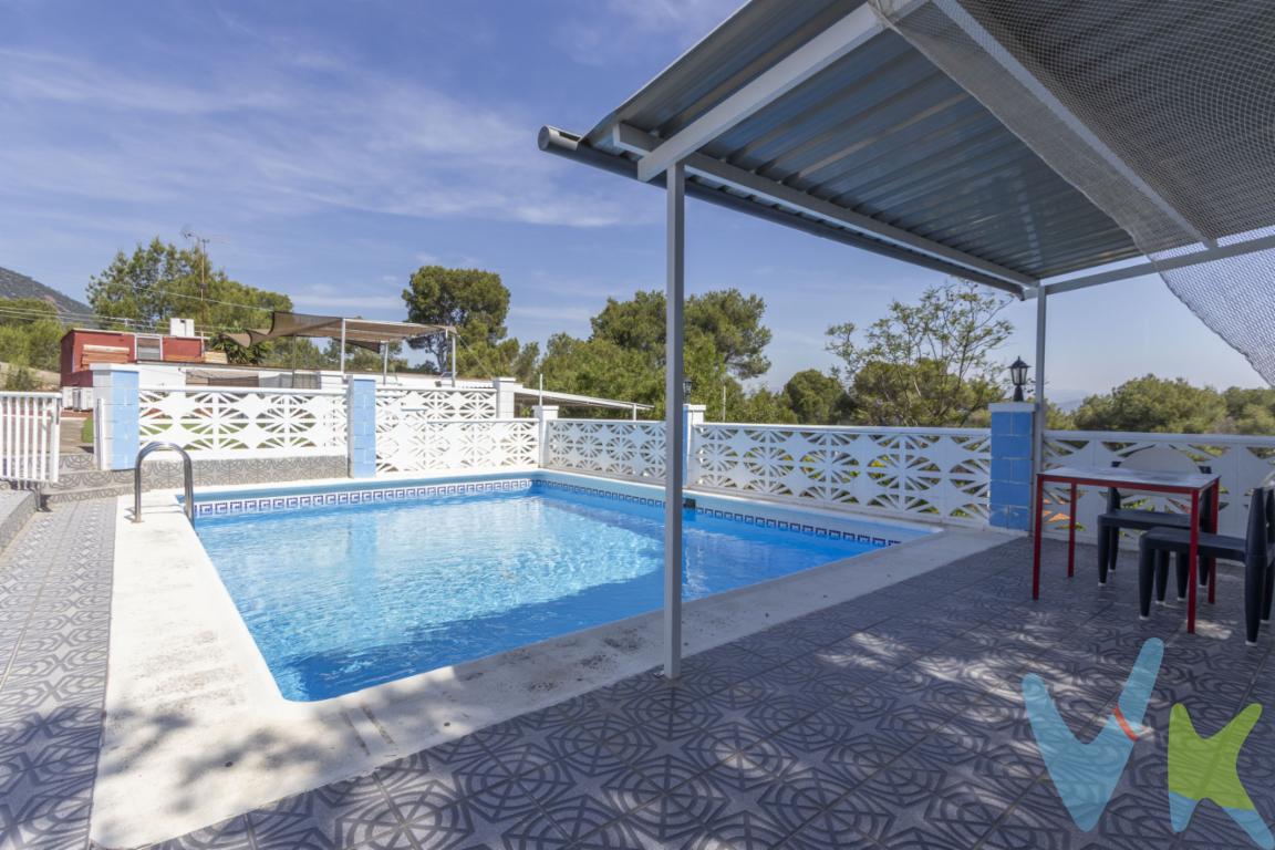 Chalet Independiente con Piscina, Vistas y Gran Parcela en Albalat dels TarongersCaracterísticas principales:Parcela rústica vallada de 1.384 m²4 dormitorios (3 + 1 independiente)2 baños completosPiscina con depuradoraPaellero cerrado utilizable todo el añoHuerto con riego automáticoVistas despejadas y excelente orientaciónRápido acceso a autovíaUbicado en una zona elevada de Albalat dels Tarongers, este chalet independiente disfruta de una excelente exposición solar, ventilación natural y vistas despejadas al entorno.La parcela, distribuida en bancales cuidados, cuenta con árboles frutales en producción y una zona de huerto equipada con sistema de riego por goteo automatizado, ideal para el autoconsumo.En una zona donde las barbacoas abiertas están restringidas, la vivienda dispone de un paellero cerrado y techado, permitiendo disfrutar de comidas al aire libre durante todo el año con total comodidad.La vivienda principal ofrece una distribución práctica con acceso directo al exterior: salón-comedor con salida desde porche cubierto, cocina independiente con acceso a la parcela, tres dormitorios y un baño completo.Además, dispone de una construcción anexa independiente acondicionada como dormitorio doble con baño privado, perfecta para invitados o uso profesional.La zona de piscina, con terraza tipo chill-out, completa un espacio ideal para el descanso y el ocio.Ideal para quienes buscan tranquilidad, naturaleza y un espacio versátil para disfrutar en cualquier época del año.Propiedades con estas características no suelen estar disponibles mucho tiempo. Contacte para más información o visita. 