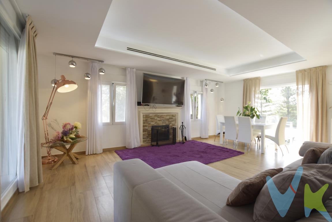 En un emplazamiento estratégico y entre la huerta y la montaña, te proponemos tres casas en una misma parcela, dos de ellas son estudios de un dormitorio y una casa principal de tres dormitorios de más de 170m2. Una gran casa para una gran familia con todas las comodidades, pero sobre todo luminosa y ventilada por sus tres orientaciones. La parcela de más de 2.500m2, solar urbano, incluye una gran piscina propia, dos porches, un super garaje para 4 coches y un chiringuito de 14m2  para atender a tu familia y amigos y mostrar tus dotes de gran chef. Además la parcela tiene una zona destinada a frutales y otra ideal para crear tu huerto ecológico de hortalizas. Vivirás en el término de Náquera, fácil acceso al by-pass, a cinco minutos de Rafelbunyol, a 7 minutos de Puçol y a 20 minutos  de la ciudad de Valencia y del aeropuerto, en Manises. ¿Qué más se puede pedir? La superficie construida supera los 500m2, de los cuales 170m2 corresponden a la casa principal y unos 50m2 aproximadamente corresponden a cada uno de los estudios, así como las estancias cerradas de garaje, chiringuito... etc. En total hay 4 baños completos, así como chimenea, zona de lavandería y de juegos, siendo la zona de la barbacoa la preferida de los invitados, sobre todo en verano a la luna de Valencia. También hay una zona destinada a la cria de gallinas. Aquí conviven a la perfección los arboles ornamentales para dar sombra y situados estratégicamente, con el suelo de hormigón impreso para evitar el trabajo de mantenimiento. La casa tiene placas solares y agua de algibe de pozo, varias acciones, así como tres entradas para acceder a la misma. Hay más vecinos en la zona que viven todo el año. La vivienda dispone de internet por satélite. La casa se vende con algunos muebles y electrodomésticos. ¿Quieres visitarla? Llámanos.¿Te gustaría enterarte en primicia de nuestros inmuebles en alquiler y venta? En VIVEKU.ES los publicamos con unos días de antelación.Contamos con 30 años de experiencia acreditada y nuestro objetivo es garantizarle un servicio de compra humano, ético, de calidad, fácil y seguro. Nuestro equipo lo integran agentes con la titulación AIR (Agente Inmobiliario Registrado) y Agentes Certificadores de la categoría Premium en certificación de inmuebles y debidamente registrados en el Registro de Agentes de Intermediación de la CV (RAICV 0743). Consulte en nuestras reseñas de Google lo que opinan los clientes que ya han trabajado con nosotros.El precio del inmueble no incluye los honorarios de la agencia que ascienden al 3% del precio final del inmueble más el 21% de IVA, ni los gastos de notaría y registro de la propiedad (que están sujetos a aranceles y varían dependiendo del precio de escrituración), ni los impuestos (que en la Comunidad Valenciana varían dependiendo del precio del inmueble y de las características personales del comprador). 