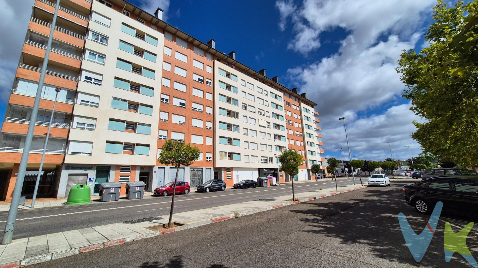 Descubre este encantador apartamento ubicado en la deseable zona de La Rosaleda, Ponferrada.  Con una superficie construida de 104 m² y útil de 80 m², esta propiedad se presenta en buen estado. Orientado al sureste, el hogar asegura luminosidad natural durante todo el día. Cuenta con una habitaciones con baño y armario empotrado y una habitación sencilla  bien distribuidas, un baño con acceso a galería acristalada,  cocina independiente  equipada, salón. El edificio forma parte de una urbanización privada que incluye piscina comunitaria ideal para disfrutar del verano y áreas verdes perfectas para relajarse o jugar los más pequeños. Además podrás beneficiarte del parking propio, así como un trastero adicional donde almacenar tus pertenencias sin problemas. La ubicación es inmejorable: a escasos pasos encontrarás autobuses cercanos facilitando tu movilidad por la ciudad; además estás rodeado por centros comerciales ideales para realizar tus compras diarias así como colegios muy accesibles. Para aquellos momentos especiales tendrás vistas agradables desde ciertas estancias lo cual suma valor añadido a esta vivienda perfecta tanto si buscas establecerte aquí permanentemente o invertir estratégicamente.