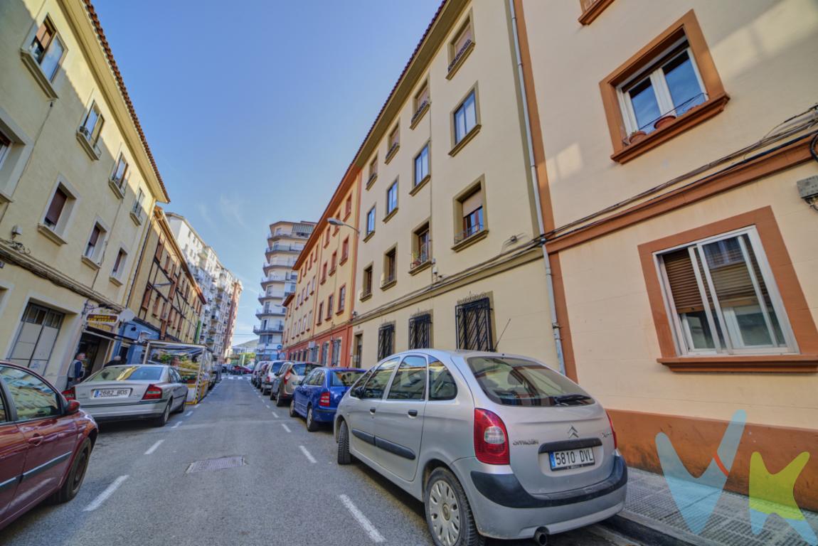 Este bajo de un edificio de 1942, en una calle concurrida de Burlada, tiene una particularidad que lo hace muy especial. Posee un patio o jardín de 100m2 y ese es el gran lujo de ésta vivienda. Este espacio extra al aire libre con su palmera y su arbolado, puede convertirse en manos de un propietario que sepa aprovecharlo, en un pequeño oasis urbano, un refugio íntimo y fresco en medio de la ciudad. Las paredes puedes convertirlas en verdaderos muros de hiedra, dándoles una vegetación exuberante que cree un delicioso vergel, incluso pavimentado con tarima de madera. Un remanso verde en el corazón de la vida de la urbe, llena de tráfico, contaminación y prisas. ¿Hay mayor lujo? ¿Mejor terapia antiestrés?Vivir en una planta baja es lo más parecido a hacerlo en una casa de campo, sobre todo si cuenta con un patio o salida al exterior como es éste caso pero con la ventaja de que es a un precio mucho más bajo. Este bajo y todo su potencial te quitará las ganas de vivir en las alturaAdemás el piso posee una terraza con la que te olvidas que el piso tiene tan solo 75 m2 y que está en medio de la ciudad de Burlada. Transformar este bajo con su terraza en un mini jardín tropical no es tan costoso.La distribución es abierta, con todas las estancias dando al salón-cocina de la casa con salida al jardín. Sus antiguos propietarios eliminaron la zona común, para sumarlo al salón que es donde realmente hacen la vida y pasan la mayor parte del tiempo. Con un potencial extraordinario éste bajo es capaz de superar a cualquier otra planta del mismo edificio, eso sí, debes contar con un aliado experto que a base de luz, vegetación y sentido estético dote a la casa de ese encanto tan especial. Con la ayuda de nuestro arquitecto puedes diseñar una distribución abierta. Nuestros profesionaes gestionarán con maestría la organización de los ambientes.En definitiva este piso se asemeja a un mini-loft y se presta a un interiorismo muy personal con bajo coste. Ven y te lo explicamos.  