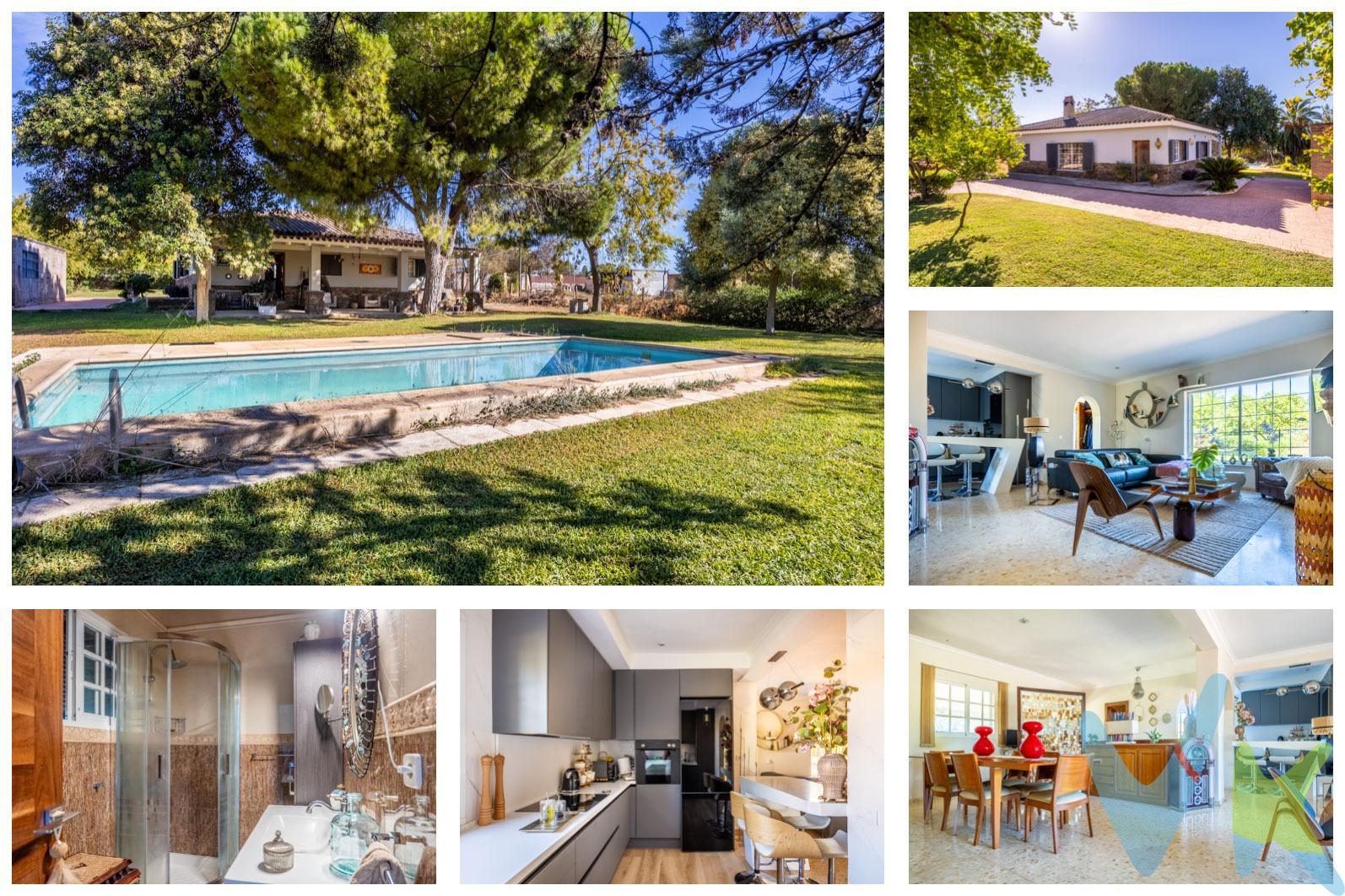 Disponible a la venta este chalet en parcela urbana de 2.966 m2 en la urbanización La Señora (finca hipotecable), un entorno muy tranquilo pero cercano a su vez a centros comerciales, parada de metro (Ciudad Expo), centros sanitarios, colegios, etc. - Vivienda en planta baja de 145 m2, reformada recientemente y con amplias estancias de techos altos y luminosas:.    * hall de entrada.    * cocina de diseño amueblada y equipada con campana extractora integrada, placa de inducción, lavavajillas integrado, horno, microondas y termo de gas butano instalado. La encimera, frente de cocina y la mesa alta es de Krion blanco de la marca Porcelanosa.    * Gran salón comedor con chimenea con cassette en mueble de obra de ladrillo visto, con split frío - calor y puerta de acceso a porche cubierto. De este amplio espacio diáfano se puede sacar la tercera habitación.    * Baño con placa ducha con mampara, lavabo encastrado en mueble.    * Distribuidor con armario empotrado de almacenaje.    * Dormitorio principal con gran armario empotrado de 5 puertas revestido, con split frío-calor.    * Segundo dormitorio doble. Dispone también de split frío-calor.    * Porche trasero cubierto ideal para las noches de verano y días soleados de invierno, con preciosas vistas al jardín. - Garaje - trastero de 34 m2 con puerta de acceso automática. - Piscina de 4 mts x 9 mts con depuradora instalada. - 5 perreras y una cuadra para caballos de 42 m2 de superf. construida. Esta zona está cercada ocupando una superficie de 1.000 m2 de la parcela destinada al cuidado de animales. - 1.750 m2 destinado a un jardín espectacular con árboles frutales, árboles ornamentales, plantas aromáticas,  con césped de gran grosor y en las zonas de paso hormigón impreso sobre losa armada de 30 cms de espesor. De comunidad se paga 40€ y de IBI se paga 900€ al año.  . En cumplimiento de las obligaciones de información previstas Disp. final 3ª de la Ley 10/2025, de 28/diciembre, de servicios de atención al cliente y transparencia, así como en la normativa sectorial vigente, y RD 218/2005 de Inf. de la Junta de Andalucía, el PVP no incluye los gastos e impuestos inherentes a la adquisición, los cuales se desglosan estimados o con posibilidad de calcularlos a continuación; los gastos más ajustados serán dados en el D.I.A. en la visita al inmueble, o antes. *Gastos de Notaría: La Minuta se calculará según al arancel notarial oficial: Anexo I, del Real Decreto 1426/1989, de 17 de noviembre. Enlace:notariared.com/calculadora-gastos-compra-vivienda/ . *Gastos de Registro de la Propiedad: La inscripción se facturará según el arancel oficial: ANEXO I, del Real Decreto 1427/1989, de 17 de noviembre. Igual enlace anterior . *Gastos de Gestión (Gestoría): Los honorarios por la tramitación administrativa, liquidación de impuestos e inscripción registral ascienden de forma estimativa a [363 € aprox.] (IVA incluido), aunque depende de cada caso, y su dificultad. *Honorarios Agencia del Vendedor: incluidos en el PVP. *Honorarios Agencia del comprador: La agencia prestará los servicios de información, asesoramiento y acompañamiento previstos en el Encargo de Servicios y en el F.I.A.(Ficha Información Abreviada) Si solicita servicios adicionales o personalizados, sus honorarios serán informados previamente, de forma individualizada y por escrito, conforme a la libertad de pactos y a la normativa vigente. *Si necesita Financiación, su banco le informará . *Impuesto sobre Transmisiones Patrimoniales (ITP): Se aplicará el tipo impositivo vigente en Andalucía (7%, 6%, 3,5%, etc, aplicables según las circunstancias personales del comprador o las características del inmueble). El impuesto se devenga sobre el superior entre el Valor de Referencia de Catastro y el PVP. Puede calcular su situación personal en el portal oficial de la A.T. de Andalucía. enlace:juntadeandalucia.es/organismos/economiahaciendayfondoseuropeos/areas/tributos-juego/tributos/paginas/impuestos-cedidos-transmisiones.html. 