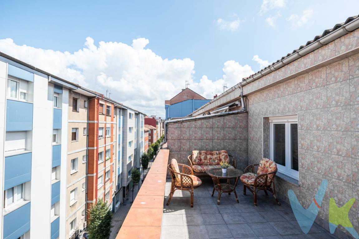 Ático en venta con terraza zona Natahoyo.Se presenta una excelente oportunidad para adquirir este acogedor Ático en venta, ubicado en la zona de Natahoyo, en la hermosa ciudad de Gijón. Este inmueble, ideal para quienes buscan comodidad y funcionalidad, es perfecto tanto para una persona sola como para una pareja que desee disfrutar de las ventajas de vivir en un ático. Con sus 49 metros útiles, ofrece un espacio bien distribuido y muy acogedor.La vivienda se encuentra en la cuarta planta de un edificio con ascensor.  Además, su localización en la planta superior proporciona una luminosidad excepcional durante todo el día, siendo un elemento destacado para los amantes de la luz natural.El piso cuenta con una habitación amplia que invita al descanso y al relax tras una larga jornada. Además, está amueblado con un gusto exquisito, lo que permite entrar a vivir de inmediato sin tener que preocuparse por adquirir mobiliario adicional. La cocina está equipada con todos los electrodomésticos necesarios, lo que facilita las tareas del día a día y aumenta la comodidad del hogar.Salón amplio y muy luminoso con acceso directo a la terraza. Baño completo con plato de ducha y ventana. Ventanas de PVC oscilobatientes.La encantadora terraza hace que esta propiedad sea aún más singular. Es el lugar perfecto para disfrutar de los atardeceres o compartir agradables momentos al aire libre con amigos. Esta terraza es un verdadero plus que aportará un valor especial a su rutina diaria.Totalmente amueblado y equipado.La ubicación es inmejorable a tan solo 5 minutos caminando de la bonita Playa del Arbeyal y Club Natación Santa Olaya.Con acceso cercano a servicios de tren y autobús, facilitando el desplazamiento hacia otros puntos de la ciudad y alrededores. Esta ventaja es ideal para quienes valoran la conexión rápida con diversas zonas urbanas y desean disfrutar de las comodidades del transporte público.La atmósfera del barrio Natahoyo es agradable, con una combinación de tranquilidad y dinamismo, además de contar con todos los servicios básicos a su alrededor, como comercios, centros de salud y zonas verdes. Vivir aquí ofrece la posibilidad de disfrutar de un entorno apacible sin renunciar a la actividad y a la animación propias de una ciudad como Gijón.La conexión con las principales arterias de la ciudad es inmejorable, lo que facilita cualquier tipo de desplazamiento tanto para ocio como para necesidades cotidianas. Se trata de un entorno que reúne lo mejor de la vida urbana con la tranquilidad deseada para el hogar.No deje pasar la oportunidad de visitar este magnífico ático. Su calidad de vida puede mejorar notablemente al residir aquí, disfrutando de cada uno de los espacios que este inmueble ofrece. No lo dude más y organice una visita para comprobar por sí mismo todas las bondades de este piso. Su nuevo hogar le espera en Natahoyo, listo para ser estrenado y disfrutado al máximo. Llame hoy mismo para concertar una visita y descubra este piso que podría ser perfecto para usted.En el precio publicitado no están incluidos los gastos de Notaria y Registro. 