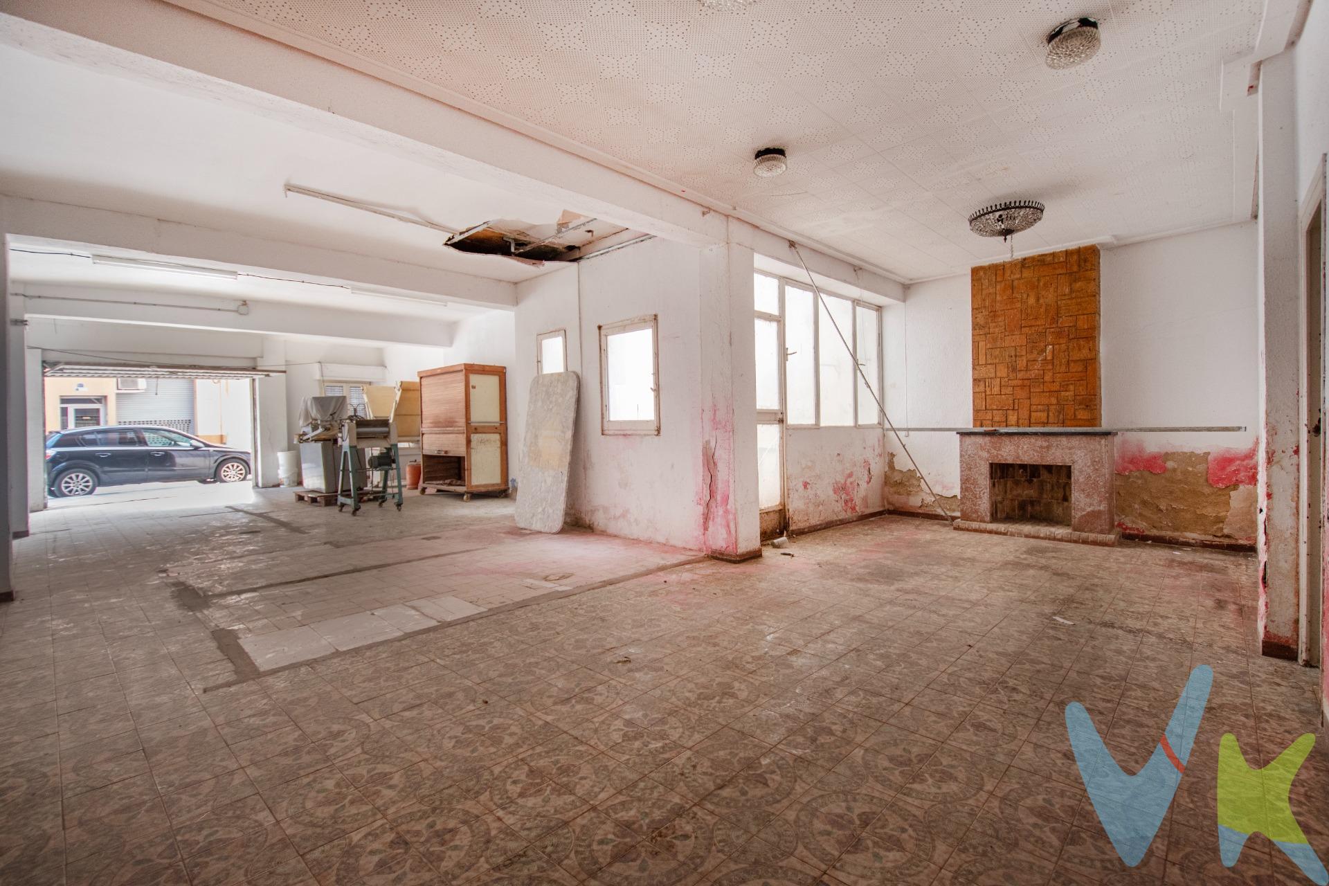 Amplia planta baja vivienda de casi 90 m², ideal para disfrutar de espacios cómodos y accesibles, un espacio en bruto lleno de posibilidades para que puedas crear la vivienda que siempre has imaginado. Actualmente se utiliza como trastero, aunque en Catastro figura como vivienda, lo que facilita adaptar su distribución a tu gusto. Cuenta con una terraza–des lunado de unos 6 m² y dos habitaciones simples que dan a un patio común con otros edificios. El inmueble no cuenta con baño ni cocina, pero es el lienzo perfecto para que des alas a tu imaginación y lo transformes en la vivienda que llevas tiempo soñando. La ubicación cuenta con todos los servicios básicos a pocos minutos a pie: a solo 5 minutos caminando del Consum, a 3 minutos de la Escuela Oficial de Idiomas y a 1 minuto de la parada de autobús. Un lugar perfecto para quienes buscan un espacio accesible y con potencial, listo para reinventarse. Aquí podrás diseñar cada rincón a tu medida, aprovechar la amplitud de la planta baja y convertirla en un hogar totalmente personal. Una oportunidad ideal para dejar volar la imaginación y crear un proyecto único desde cero. Su amplia puerta de acceso principal permite un uso versátil del espacio, convirtiéndolo también en una excelente opción como garaje con capacidad para varios vehículos. Mobiliario, vehículos y otros elementos decorativos y personales de la propiedad no incluidos. Impuestos, gastos de compraventa, intermediación y financiación no incluidos.