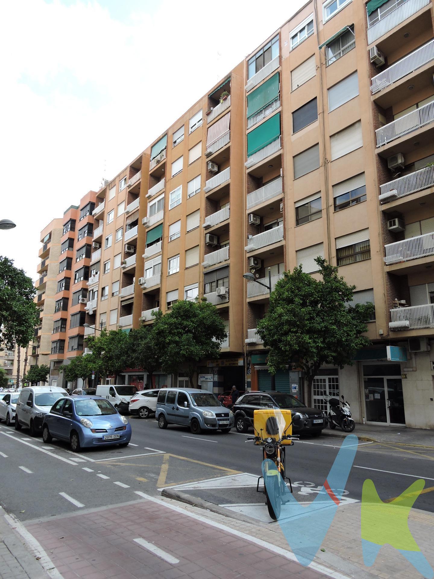 Tráete un GPS cuando vengas a visitar los casi 160 M2 de este pisazo, situado en la Avenida Burjasot, casi, casi esquina con la Avenida General Avilés y Doctor Peset Aleixandre, para no perderte en ellos . Esta casa tiene muchas posibilidades por sus amplias y luminosas estancias. Si nos acompañas hacemos un recorrido por la vivienda 🙂. Como es una vivienda muy espaciosa, lo primero que nos encontramos nada mas abrir la puerta de casa, es un hall amplio, que es la antesala de un salón comedor para disfrutar de verdad, de esa peli de Netlflix del Domingo o recibir a familia y amigos para sobremesas extendidas tras la paella, que además cuenta con un balcón. Si continuamos por el pasillo, nos vamos a encontrar el resto de estancias, la cocina con su galería, los dos baños y sus cuatro habitaciones ( una de ella con un balcón ). . Y para que no des mas vueltas que un ocho cuando llegues a casa, la casa se vende con una plaza de garaje incluida. Solo nos falta lo mas importante.. TÚ . Así que contacta con nosotros y estaremos encantados de mostrarte tu nuevo HOGAR. ¿ Necesitas Financiación ?.  . Nuestro departamento financiero puede gestionar tu préstamo " Hasta un 100% + Gastos ". ¡ Consúltanos !.  . *Nota: En el precio de venta no están incluidos los muebles y enseres de las fotografías, ni el impuesto del ITP del 10%, los gastos de Notaría que ascienden de forma orientativa a 800 €, los honorarios de agencia que son el 3% más iva aplicado al precio de venta y los gastos de financiación, si la hubiese. Este anuncio no es vinculante, puede contener errores, se muestra a titulo informativo y no contractual.Número de Registro de Agentes de Intermediación Inmobiliaria de la Comunidad Valenciana: RAICV-0386. 