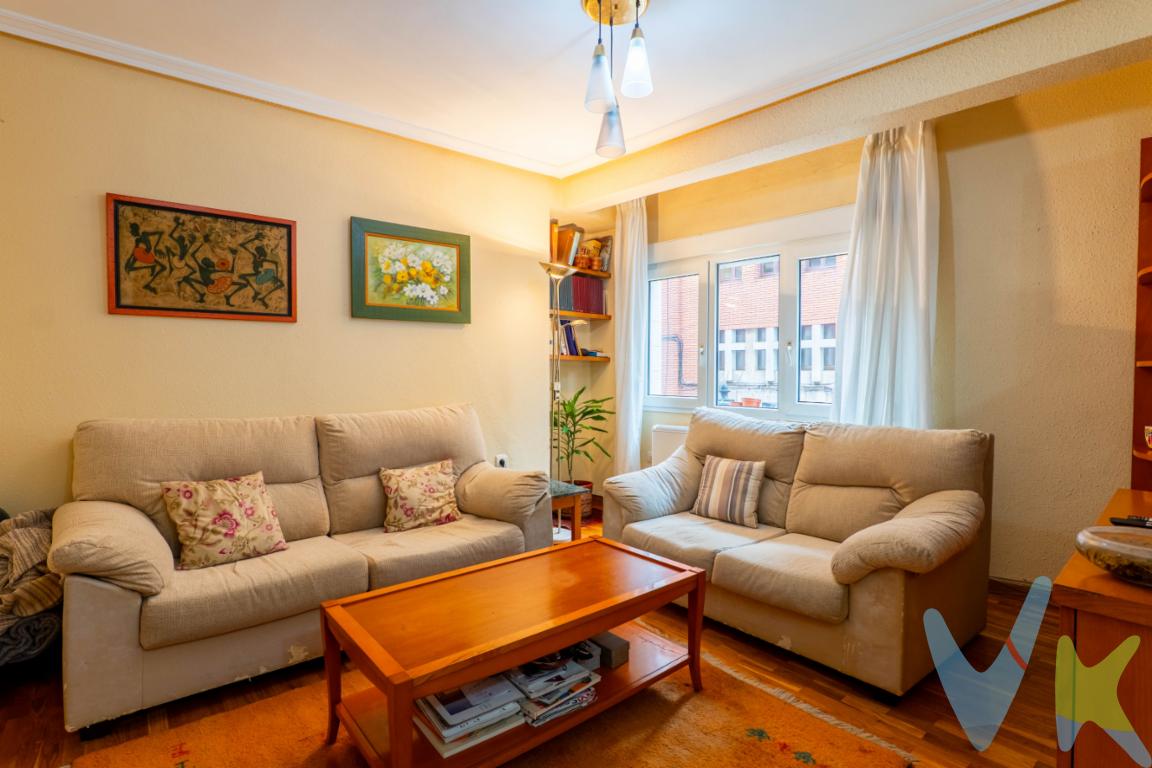 ¿Te imaginas vivir en pleno centro de Gijón y poder llegar caminando en un par de minutos  a la playa de San Lorenzo?Te presentamos esta vivienda situada en una de las zonas más céntricas y demandadas de la ciudad, muy próxima a la Plazuela de San Miguel y a un paso de la playa de San Lorenzo, con todos los servicios, comercios, restauración y vida urbana prácticamente a la puerta de casa.La vivienda dispone de aproximadamente 93 m² útiles y cuenta con una distribución cómoda y funcional:  amplio salón, cuatro habitaciones, dos baños y una espaciosa cocina.Tres de los dormitorios forman parte de la zona principal de la vivienda, mientras que el cuarto dormitorio y uno de los baños se encuentran vinculados a la cocina, respondiendo a la distribución clásica de las antiguas viviendas del centro, en las que existía una zona independiente destinada al servicio. Actualmente, esta cuarta habitación ofrece distintas posibilidades de uso: dormitorio adicional, despacho, zona de almacenaje o cuarto auxiliar, según las necesidades de cada familia.El edificio cuenta con la particularidad de disponer de un solo vecino por planta, aportando un plus de privacidad.Pero si hay algo que realmente distingue a esta propiedad es su ubicación. Vivir aquí significa disfrutar del centro de Gijón en el día a día y, al mismo tiempo, tener la playa de San Lorenzo a escasos minutos, pudiendo desplazarse caminando a buena parte de los principales puntos de interés de la ciudad.Una oportunidad ideal para quienes buscan espacio, comodidad y, sobre todo, una ubicación excepcional en el corazón de Gijón.El precio NO incluye: Impuestos, gastos de Notaría, registro y honorarios de mediación inmobiliaria  a cargo del comprador.