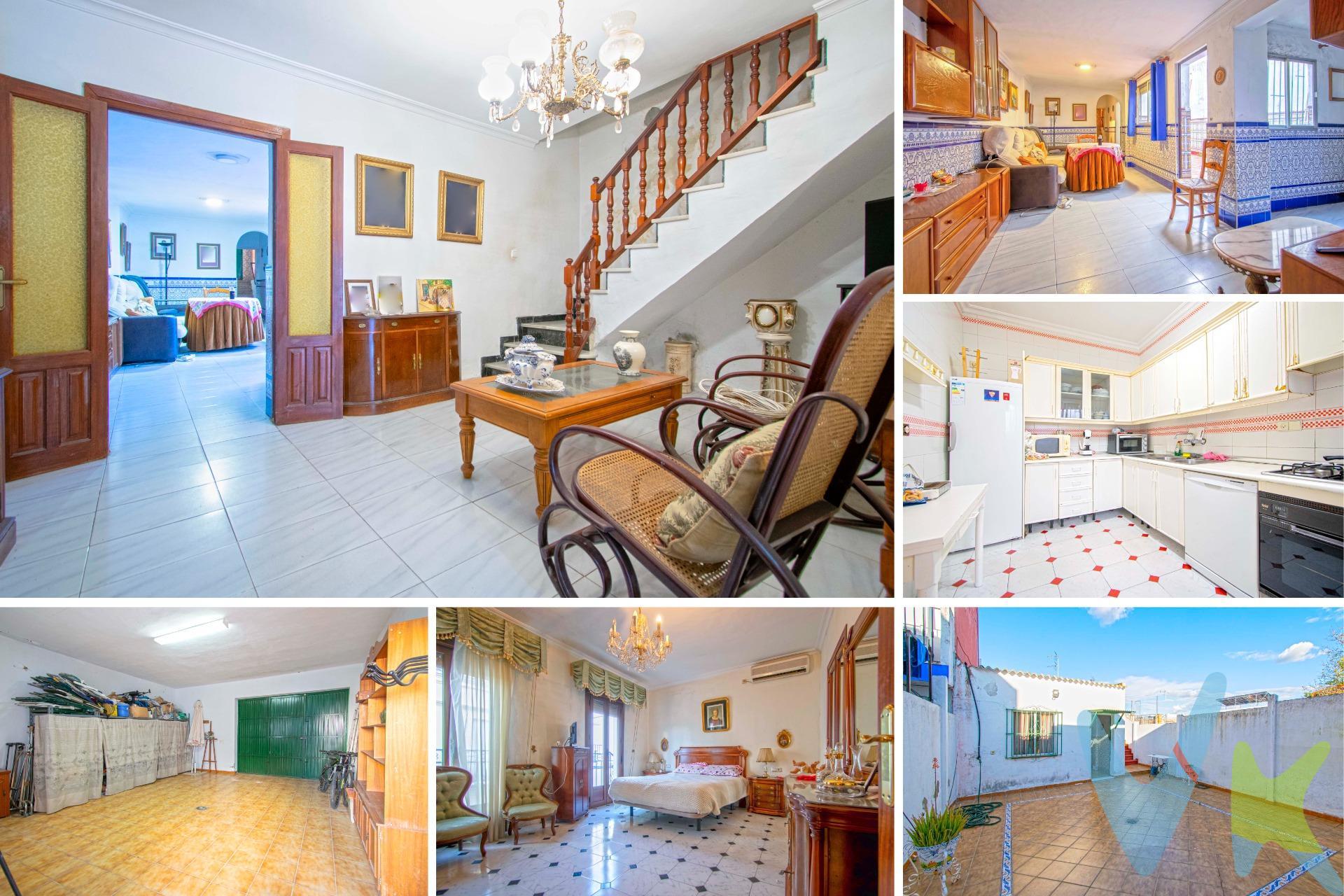 Vivienda en venta en Almensilla, con 240 m2 de superficie construida. Consta de: 4 dormitorios, 2 baños completos, lavadero, cocina independiente amueblada, dos salones, patio, trastero, azotea y parking. El suelo es de gres, las puertas son de madera, las ventanas de aluminio y tiene armarios empotrados en dos de las habitaciones y tres splist de aire acondicionado frío/calor. Se encuentra en buen estado de conservación. En la planta baja nos encontramos con uno de los dormitorios, dos salones, un baño, cocina, lavadero, patio de 10 m2, y la plaza de garaje. En la planta superior tenemos los tres dormitorios restantes, otro baño completo y azotea. Venga a visitarlo sin compromiso. Llámenos para más información. SE VENDE SIN AMUEBLAR. Informamos a nuestros clientes que el precio de venta no incluye lo siguiente: Honorarios de la agencia inmobiliaria, Impuestos (I.T.P., I.V.A. o A.J.D., en su caso) ni otros gastos de la compraventa (gastos de Registro de la Propiedad, Notaría, Gestoría ni de posible Financiación). Documento F.I.S. a disposición del consumidor según Decreto 218/2005 Junta de Andalucía.
