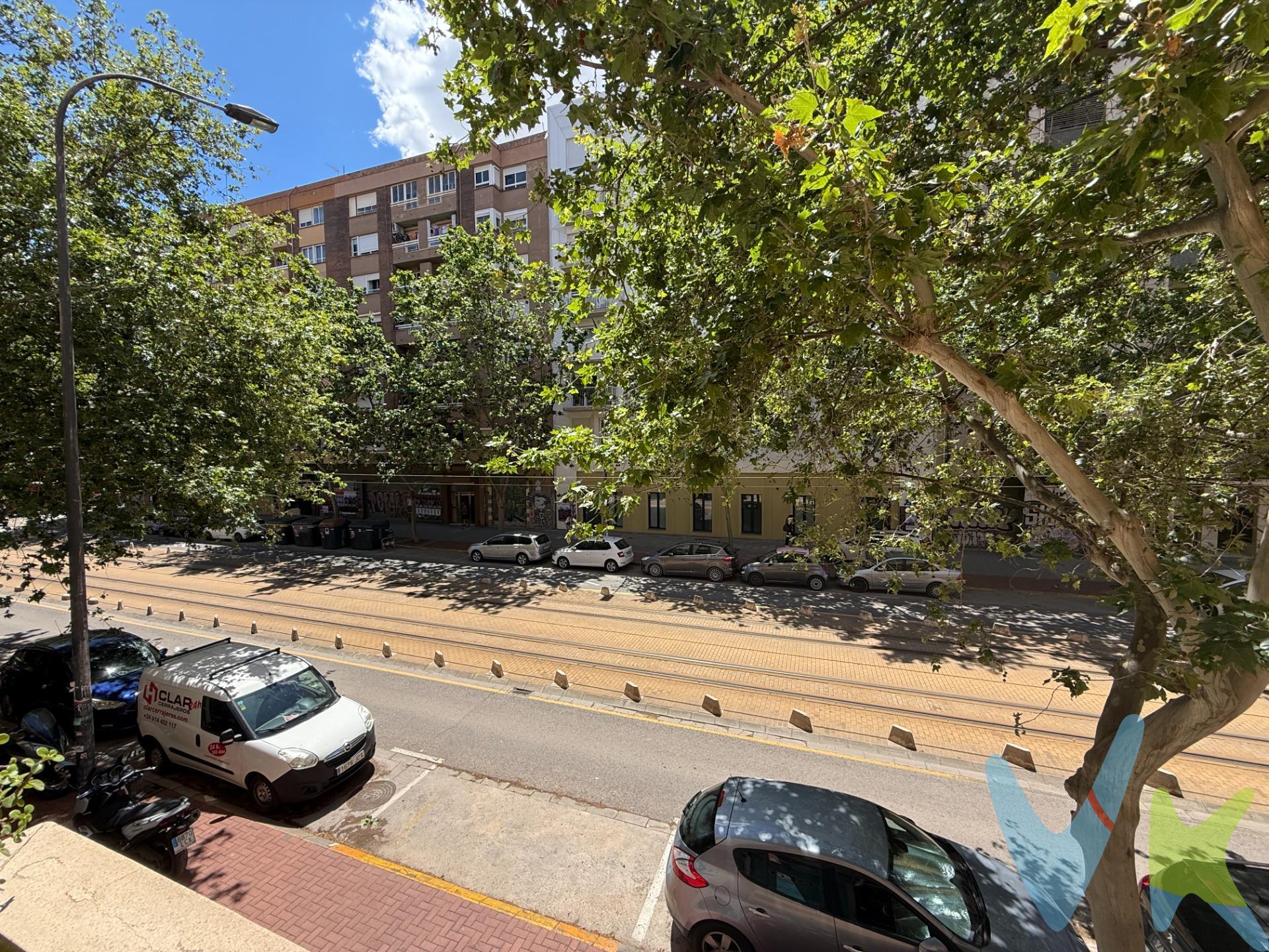 Esta es de esas casas donde te imaginas viviendo desde el primer minuto. Este dúplex en la calle Dr. Vicente Zaragozá es de esas que cuesta encontrar en Benimaclet… y todavía más comprar. Porque en esta zona, cuando alguien encuentra su sitio, se queda. Abajo, un salón comedor súper agradable con balcón exterior para desayunos al sol, cenas improvisadas o simplemente abrir la puerta y que entre la vida del barrio. Cocina independiente con galería y un aseo para el día a día. Arriba, la zona tranquila de la casa: 3 dormitorios y un baño completo. Uno de los dormitorios tiene también su propio balcón exterior. . Es totalmente exterior, sin patios interiores, con ventilación cruzada sur y norte y una luz natural que cambia la casa por completo. Mucha claridad, mucha tranquilidad y esa sensación de espacio que hoy cuesta tanto encontrar. Además, la vivienda tiene reformas y está lista para entrar a vivir. Sin dramas. Sin obras. Sin esperar meses para empezar tu nueva etapa. Y si conoces Benimaclet, ya sabes lo que significa vivir aquí: bajar a por café, moverte en bici, tener vida de barrio de verdad, terrazas, ambiente joven y todo a mano. Pero en una de las calles más buscadas y donde casi nunca salen viviendas a la venta. Ideal para quienes buscan algo más que metros cuadrados. Un lugar donde empezar una vida juntos. ***. Agencia Registrada con el Nº 5343 en el Registro Obligatorio de Agentes Inmobiliarios de la Comunitat Valenciana, según el DECRETO 98/2022, de 29 de julio, del Consell, por el que se regula el Registro de Agentes de Intermediación Inmobiliaria de la Comunitat Valenciana. La documentación del inmueble ha sido revisada y estimamos que reúne todos los requisitos necesarios para ser comercializado. El precio ofertado no incluye los honorarios de la agencia a cargo del comprador, que ascienden al 4% del precio final del inmueble. El precio ofertado tampoco incluye ni los gastos de notaría y de registro de la propiedad (que están sujetos a aranceles y varían dependiendo del precio de venta), ni los impuestos (que en la Comunidad Valenciana varían dependiendo del precio del inmueble y de las características personales del comprador). Las medidas aquí expuestas han sido obtenidas del Catastro. El anuncio no es vinculante, puede contener errores. ¿Tienes alguna duda? Consúltanos. ***. Los vendedores han confiado en este equipo para gestionar la venta del inmueble de forma exclusiva. Como no puede ser de otra forma, garantizamos un servicio de calidad, actuando en todo momento de forma transparente, ética y profesional. Así pues, se ruega la no interferencia de terceros y, sobre todo, no molestar a los propietarios, a los ocupantes del inmueble o a los vecinos. Muchas gracias por tu comprensión. 