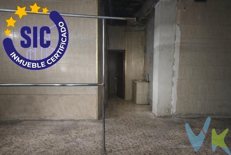 Emprendedor, comerciante, visionario: Esta es la oportunidad que estabas buscando para asegurar tu futuro financiero. Ponemos a la venta un amplio local comercial de 154 m², a solo 100 metros del río Turia y estratégicamente ubicado cerca de la Avenida Pérez Galdós. Este no es solo un local; es una inversión inteligente en una de las zonas más vibrantes y con mayor potencial de Valencia. ¿Por qué este local es tu mejor opción?. •	Localización estratégica: Situado en el corazón de L'Olivereta, un barrio consolidado con un flujo constante de clientes potenciales, tanto residentes como turistas. •	Adaptabilidad Ilimitada: Con 123 m² útiles a tu disposición, este espacio es el lienzo perfecto para tu visión. Imagina tu coworking, restaurante, tienda de moda, galería de arte o cualquier otro negocio prosperando aquí. •	Inversión con Visión: una oportunidad de inversión única, permitiéndote adquirir un activo de alto valor a un precio excepcional. No dejes pasar esta ocasión de oro para establecer tu negocio en una ubicación inmejorable. El mercado no espera, y las mejores oportunidades desaparecen rápido. ¡Actúa ahora! Llama ya y asegura tu visita para descubrir todo el potencial de este local. VENTA:. PVP 150.000€. Gastos e impuestos no incluidos en el precio. La compra conlleva impuestos y gastos de formalización para el comprador. A título orientativo se informa que en segundas transmisiones el ITP con carácter general en Valencia es del 9%, pudiendo existir otros tipos impositivos atendiendo a las circunstancias personales del comprador u otras circunstancias previstas legalmente. Base imponible del impuesto el mayor valor entre el precio de compraventa, la tasación o el valor de referencia catastral. En cuanto a los gastos de notaría y registro, en su caso, suelen oscilar aprox. entre 1,5% y 2,5% (aranceles variables según precio, n.º de copias y complejidad). El comprador elige notario. Si el comprador precisase de hipoteca: tasación, condiciones y costes bancarios serán según entidad elegida por el comprador, así como los gastos de gestoría, y cualesquiera otros gastos inherentes a la formalización de la compraventa que legalmente correspondan a la parte compradora, salvo pacto expreso en contrario con el vendedor. El consumidor tiene, conforme a la normativa vigente, a su disposición información y documentación adicional relativa al inmueble y condiciones de la compraventa, que podrá ser consultada en C/Joaquín Costa 4, bajo 46005 Valencia o urbe2@remax.es. Honorarios de mediación inmobiliaria a cargo del COMPRADOR: (3% del precio final de venta más IVA (21%), salvo otro pacto.); y de VENDEDOR (según acuerdo con el mismo). Se informa al consumidor que la agencia actúa como intermediaria inmobiliaria en la operación, estando cualquier eventual compraventa y sus condiciones sujeta a la aceptación expresa del propietario-vendedor y a la posterior formalización del correspondiente contrato.