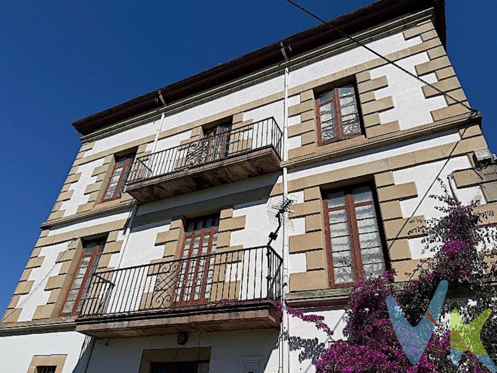 Casona de estilo indiano en Quijas: un pedazo de historia esperando volver a brillar. ¿Serás tú quien lo haga posible?Si alguna vez has soñado con vivir en una casona de estilo indiano, llena de historia, carácter y posibilidades infinitas, esta propiedad en Quijas te va a enamorar desde el primer vistazo. A pesar de necesitar una reforma integral, conserva ese aire majestuoso que solo las grandes casas de antaño saben mantener: presencia, elegancia y una estructura de piedra que promete convertirse en un proyecto único.Con más de 500 m² distribuidos en cuatro plantas, incluido el bajo cubierta, esta casona supone un auténtico reto donde el pasado te invita a crear un futuro extraordinario. Aquí puedes dejar volar la imaginación y convertirla en lo que siempre quisiste:Las opciones son tantas como tu creatividad quiera explorar.Y como si fuera poco, la propiedad cuenta con un gran jardín, perfecto para diseñar un espacio exterior a la altura de la casa: zonas verdes, terrazas, rincones de descanso un auténtico oasis privado.Situada en Quijas, disfrutarás de la tranquilidad de un pueblo con encanto y, al mismo tiempo, de la comodidad de estar muy cerca del enlace a la autovía, lo que facilita cualquier desplazamiento. A pocos minutos se encuentra Puente San Miguel, con todos los servicios necesarios para el día a día. Y si te gusta el mar, la bonita costa cántabra está a pocos kilómetros, con sus playas, acantilados y pueblos marineros.¿Te gustaría devolverle el esplendor de antaño?Esta casona no es solo una propiedad: es un proyecto ilusionante, una oportunidad única y un pedazo de historia esperando a quien quiera darle una nueva vida.¿A qué esperas para empezar a imaginar todo lo que puedes crear aquí?Hotel boutique en un entorno tranquilo y bien comunicado.Residencia para mayores o centro especializado.Apartamentos turísticos con encanto.Varias viviendas independientes para uso familiar o inversión.Vivienda palaciega para disfrutar de amplitud y estilo.Esta casona no es solo un inmueble: es un pedazo de historia que espera a alguien con visión, sensibilidad y ganas de crear algo extraordinario. Si sientes que podría ser tu proyecto, tu sueño o tu próxima gran inversión, no lo dejes pasar. Ven a descubrirla, recórrela, imagina cada rincón y déjate conquistar por todo lo que aún puede llegar a ser. Las oportunidades así no se encuentran dos veces.Gastos e Impuestos no incluidos en el precio. Compra sujeta a ITP. El comprador se hará cargo de los costes de la escritura e inscripción en el Registro de la Propiedad.Más información sobre transparencia, impuestos, gastos y condiciones de compraventa en nuestra web www.activanorte.com 