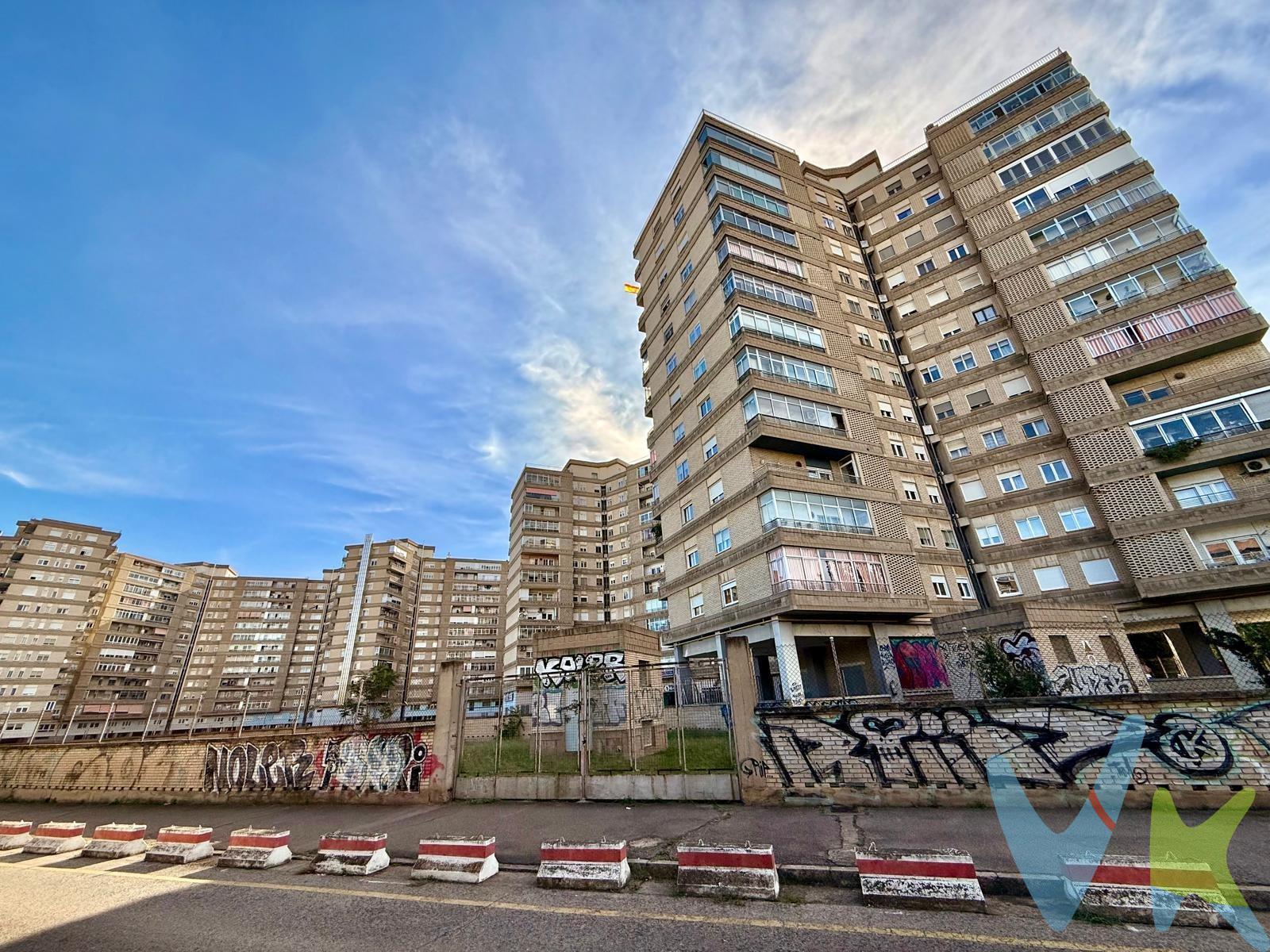 Se venden plazas de garaje situadas en el Edificio Kasán, en el corazón del Actur, una de las zonas más demandadas y mejor comunicadas de Zaragoza. Las plazas se encuentran en un garaje comunitario, con fácil acceso por Avenida Valle de Broto, buena maniobrabilidad, ideal tanto para uso propio como para inversión. 💡 Características principales:. Acceso cómodo con rampa amplia y puerta automática. Las plazas se encuentran en un sótano -1. Fácil acceso peatonal. Ideal para coches medianos o grandes (según plaza). 💰 Precios según tamaño. Desde 10.000 € hasta 12.000 €. Una oportunidad perfecta para asegurar tu vehículo en una zona donde el aparcamiento en superficie es cada vez más limitado. CUALQUIER DUDA O ACLARACIÓN NO DUDE EN PONERSE EN CONTACTO CON NOSOTROS. 