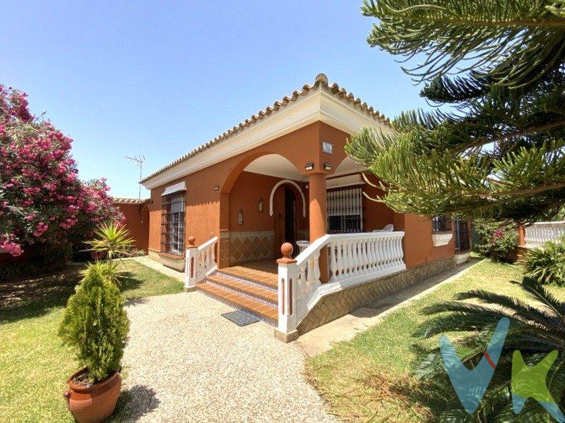 OD973  Disfrute de la tranquilidad y el confort de esta hermosa casa-chalet ubicada en la exclusiva zona de Las Tres Piedras, Chipiona. Con una sola planta, esta propiedad ofrece comodidad y espacio para disfrutar todo el año. Características principales:. 1 salón luminoso. 3 habitaciones amplias . 1 baño. Aire acondicionado . Preinstalación de chimenea. Cocina espaciosa . Luz propia. Zona exterior :. Patio con césped natural y flores . Trastero con aseo. Agua de pozo . Fosa séptica. Capacidad de estacionamiento para 4 coches . Ubicada en una zona tranquila y a solo unos minutos de las playas de Chipiona, esta casa-chalet es perfecta para quienes buscan un hogar cómodo, espacioso y en una ubicación privilegiada de la costa gaditana. ¡Ideal como residencia familiar! ¡No pierdas la oportunidad de conocer esta encantadora propiedad! Contacta y agenda tu visita. De acuerdo con lo prevenido en el Decreto 218/2005, de 11 de octubre, se informa al cliente que los Gastos Notariales, Registrales, impuesto de transmisiones (ITP), Honorarios de intermediación, Gastos financieros, y otros gastos inherentes a la compraventa no están incluidos en el precio.