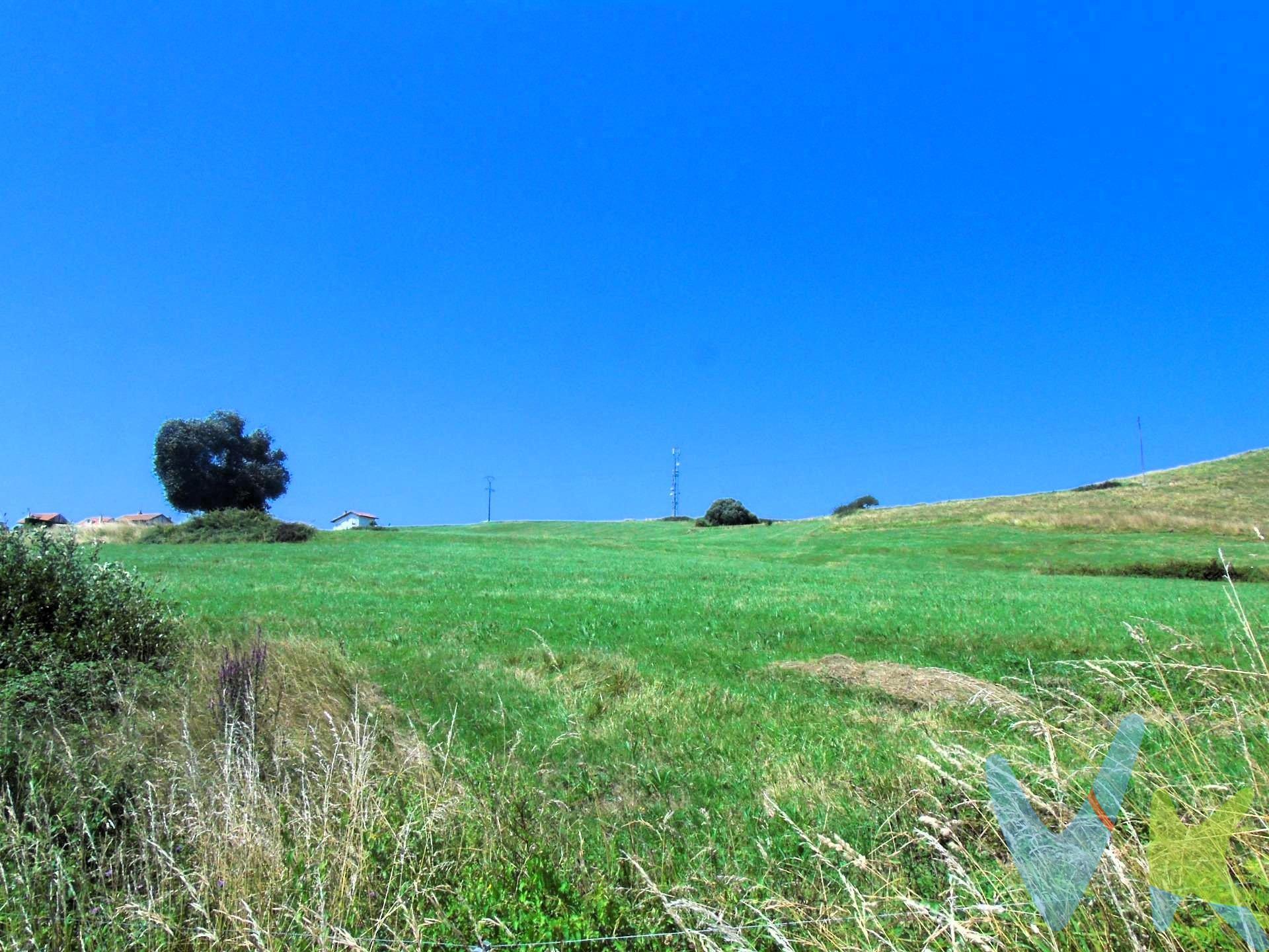 Se vende finca urbanizable de 5.612 m², perfecta para construir la casa de tus sueños en un entorno privilegiado. Ubicada a pocos minutos del mar, esta parcela combina tranquilidad, privacidad y proximidad a todos los servicios. La normativa urbanística permite la edificación de una vivienda unifamiliar independiente, rodeada de naturaleza y con excelentes accesos. Su orientación Norte-Sur, garantiza una gran luminosidad durante todo el día.  Una oportunidad única para quienes buscan vivir cerca de la costa, disfrutar de la brisa marina y diseñar su propio hogar a medida. -Ocupacion maxima: 5%. -edificabilidad maxima: 0.08m2/m2. -Distancia a colindantes 5m. -alineaciones: 8m desde el borde de la calzada. No lo dudes y llamanos, te encantara. Los impuestos, gastos de notaría y registro no están incluidos en el precio