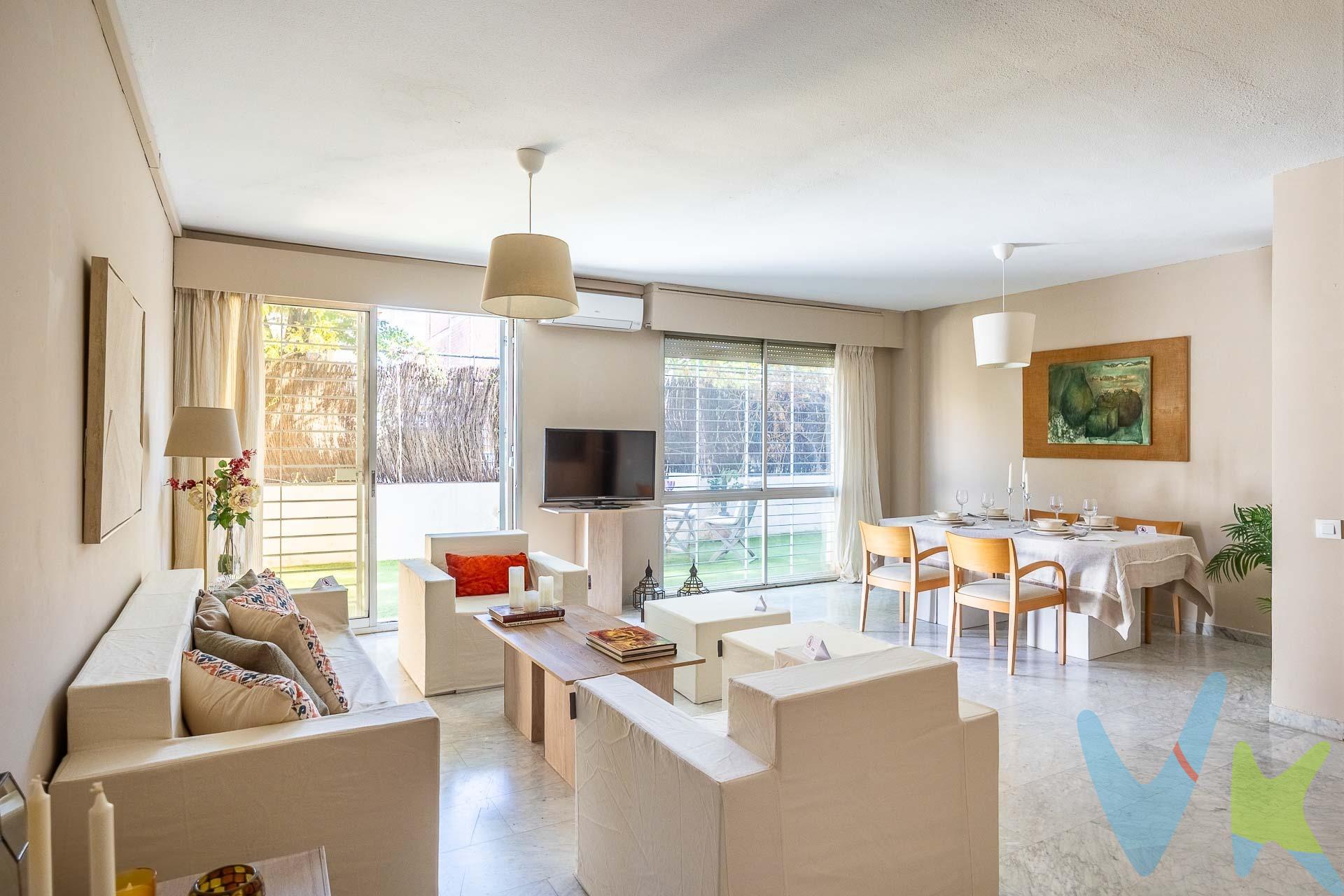 En el edificio Navicoas, uno de los más representativos de El Porvenir, ofrecemos este estupendo piso con terraza de 30 metros, 2 plazas de garaje y trastero, zonas comunes ajardinadas con piscina y portero físico. El piso tiene entrada principal y de servicio, hall de entrada, amplio salón con salida a la terraza, cocina con lavadero, tres dormitorios y tres cuartos de baño, armarios empotrados y buenas calidades. El dormitorio principal tiene su propio cuarto de baño, vestidor y una agradable salita o despacho con salida a la terraza. En cumplimiento de las obligaciones de información previstas en la Ley 10/2025, de 28 de diciembre, de servicios de atención a la clientela y transparencia, así como en la normativa sectorial vigente, el precio indicado no incluye los gastos e impuestos inherentes a la adquisición, los cuales se desglosan estimados o con posibilidad de calcularlos a continuación; los gastos más ajustados serán dados en el D. I. A. en la visita a inmuebles, o antes. *Gastos de Notaría: La Minuta se calculará según al arancel notarial oficial: Anexo I, del Real Decreto 1426/1989, de 17 de noviembre. *Gastos de Registro de la Propiedad: La inscripción se facturará según el arancel oficial: ANEXO I, del Real Decreto 1427/1989, de 17 de noviembre. *Gastos de Gestión (Gestoría): Los honorarios por la tramitación administrativa, liquidación de impuestos e inscripción registral ascienden de forma estimativa a [363 € aprox. ] (IVA incluido), aunque depende de cada caso, y su dificultad. *Honorarios Agencia del Vendedor: incluidos en el PVP. *Honorarios Agencia del comprador: La agencia prestará los servicios de información, asesoramiento y acompañamiento previstos en el Encargo de Servicios y en el D. I. A. Sus honorarios serán informados previamente, de forma individualizada y por escrito, conforme a la libertad de pactos y a la normativa vigente. *Si necesita Financiación, su banco le informará. *Impuesto sobre Transmisiones Patrimoniales (ITP): Se aplicará el tipo impositivo vigente en Andalucía (generalmente el 7%, sin perjuicio de tipos reducidos del 6%. 3,5%, etc, aplicables según las circunstancias personales del comprador o las características del inmueble). El impuesto se devenga sobre el superior entre: 1. - Valor de Referencia de Catastro; y 2. - Precio de venta. Puede calcular su situación personal en el portal oficial de la A. T. de Andalucía.
