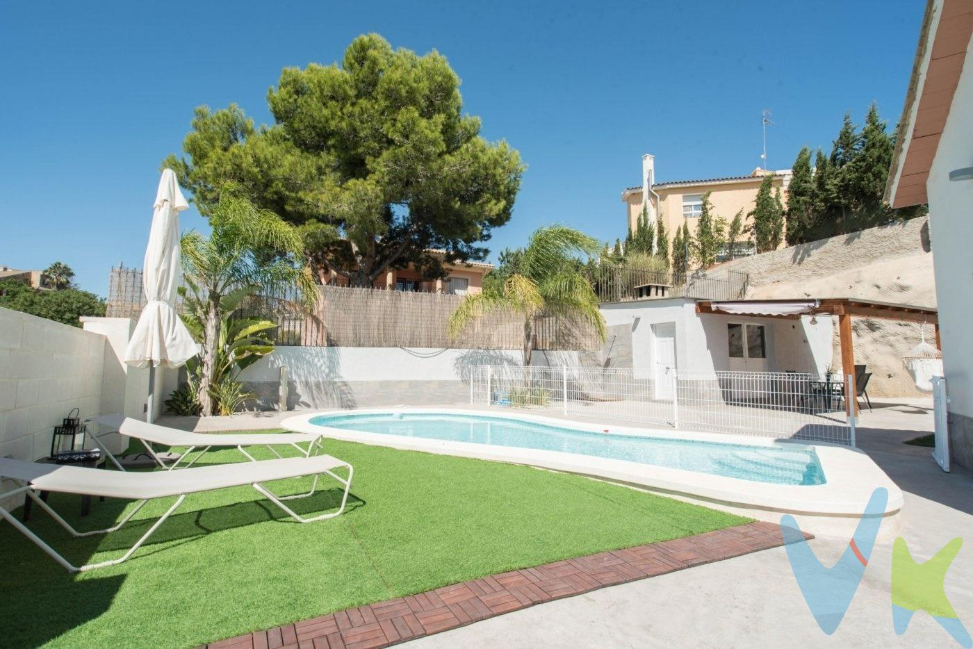 Magnífica propiedad situada en una urbanización tranquila, rodeada de naturaleza, senderos por los que disfrutar andando o en bicicleta y diferentes miradores a lo largo de la urbanización con preciosas vistas. Cuenta con 173m2 de vivienda y 700m2 de parcela. . ¿Estás pensando en cambiar de vida, salir de la rutina y tener un HOGAR para disfrutar en familia dónde predomina la tranquilidad y el bien estar? ¿Y si lo deseas, por qué no trabajar desde allí? o quizás lo que buscas es una inversión para tu negocio vacacional con una rentabilidad de 55.000€ anual. Como ves, tiene multiples opciones a elegir. . En este fabuloso chalet podrás disfrutar de todas estas cualidades. Te cuento: . Está diseñado para ti o para aquellas personas que quieran invertir en un proyecto familiar para su futuro. . Esta propiedad está dividida en dos chalets, es decir, son dos chalets totalmente independientes separados por una pared de pladur, cada uno de ellos con su PISCINA, TERRAZAS, BARBACOA además de dos dormitorios, un baño, un aseo en la zona del jardín, cocina office con entrada de mucha luz natural y un amplio salón comedor con salida a terrazas y piscina. . Que no se nos olvide algo importante como su zona de aparcamiento con cabida para tres vehículos, lo que te da una mayor tranquilidad a ti y a tu familia además de dos trasteros. El término de Monserrat es conocido por su gran valor paisajístico y por los amantes de los deportes al aire libre como ciclismo y senderismo.  La zona comercial está a tan solo 8 min, la salida a la AP7 a 7 min y la A3 a 12min. Esto te proporcionará clientes que quieran estar en este alojamiento en la montaña, pero con fácil acceso a todos los sitios de interés, si lo que buscas es un negocio con alta rentabilidad. Además la zona cuenta con club social. . Si quieres saber más de esta propiedad llámanos y te seguiremos contando sobre cómo podías sacarle la máxima rentabilidad con el alquiler vacacional, además te lo entregamos en pleno funcionamiento. Pídenos toda la información. INMUEBLE SUJETO A PERIODO DE TRASPARENCIA. Entra en este enlace y disfruta y disfruta de uno de ellos.  https://my.matterport.com/show/?m=Gt2wP1LAKkj.  . Los datos e información contenida en este anuncio no son vinculantes sino meramente informativos, la oferta está sujeta a cambios de precio, textos, fotos o cualquier otro contenido inesperado, la inmobiliaria se reserva el poder de modificarlo en cualquier momento. La venta de esta vivienda se gestiona mediante contrato de EXCLUSIVA COMPARTIDA por lo que se trabaja con más de 150 Inmobiliarias. Los gastos de la venta tales como notaría, registro y honorarios no están incluidos en el precio. 