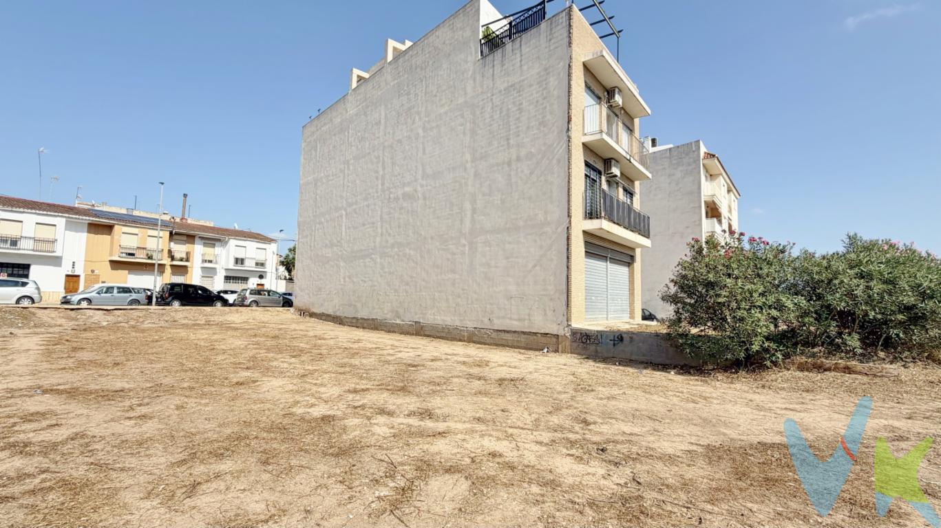 TERRENO URBANO DE 225m² !!!En zona consolidada de LLombai. Construye la casa de tus sueños. Con todos los servicios a tu alcance.Alguna vez has soñado con construir tu propia vivienda, elegir las dimensiones de las estancias, los materiales, el estilo... en fin hacer tu hogar a tu gusto.No dejes pasar esta oportunidad única!!!Si tienes que vender antes tu vivienda, llámanos y te asesoramos cómo hacerlo para además tener los mínimos gastos posibles y todas las garantías.Agencia Registrada con el nº00516 en el Registro Obligatorio de Agentes Inmobiliarios de la Comunidad ValencianaPor mandato expreso del propietario, COMERCIALIZAMOS ESTE INMUEBLE EN EXCLUSIVA, lo que le garantiza el acceso a toda la información, a un servicio de calidad, un trato fácil, sencillo y sin interferencias de terceros. Por este motivo, se ruega NO MOLESTAR AL PROPIETARIO, a los ocupantes de la propiedad o a los vecinos. Muchas gracias por su comprensión.La oferta está sujeta a cambios de precio o retirada del mercado sin previo aviso. Este anuncio en su conjunto, incluyendo textos, fotos, imágenes o cualquier otro contenido de este, no es vinculante dado que la información es ofrecida por terceros y puede contener errores. Se muestra a título informativo y no contractual.El precio del inmueble no incluye los honorarios de la agencia que ascienden al 4%+IVA del precio final del inmueble (con un mínimo de 4000), ni los gastos de notaría y registro de la propiedad (que están sujetos a aranceles y varían dependiendo del precio de escrituración), ni los impuestos (que en la Comunitat Valenciana varían dependiendo del precio del inmueble y de las características personales del comprador).Esta propiedad se pone a la venta con toda la documentación comprobada y en regla, por lo que ofrecemos GARANTIAS a los compradores. 