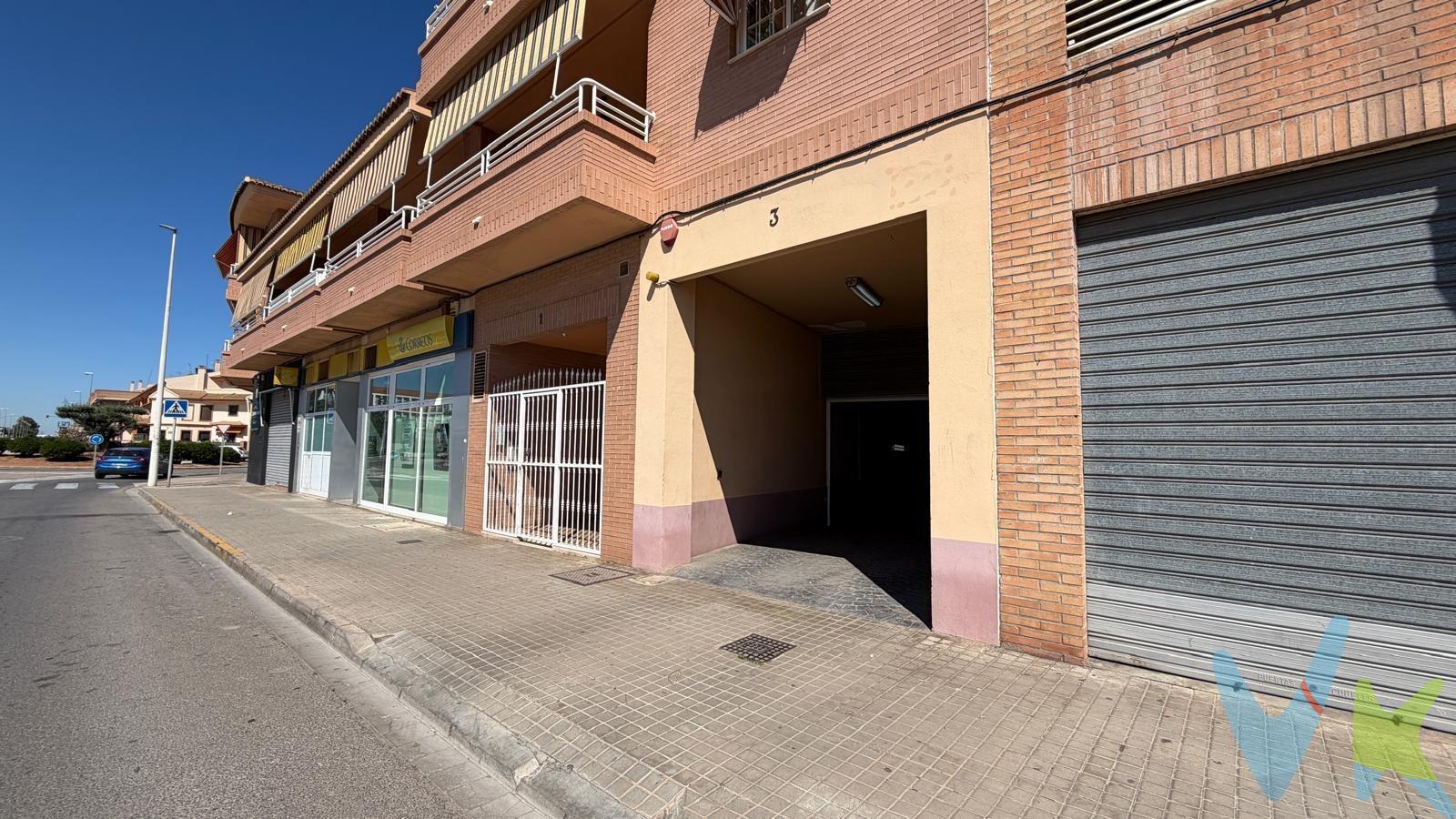 Se vende amplia plaza de garaje en Puçol, situada en una zona cómoda y de fácil acceso. La plaza cuenta con aproximadamente 15 m², ideal para coche grande o SUV, con buena maniobrabilidad y espacio cómodo para aparcar. Ubicada en un garaje amplio y cómodo, dispone de:. Acceso sencillo y buena maniobrabilidad. Rampa cómoda de entrada y salida. Puerta automática eléctrica. Garaje tranquilo y bien mantenido. Perfecta tanto para uso propio como inversión. Para más información o concertar una visita, no dudes en contactar. Por mandato expreso del propietario, comercializamos este inmueble en exclusiva, lo que le garantiza el acceso a toda la información, a un servicio de calidad, un trato fácil, sencillo y sin interferencias de terceros. Por este motivo, se ruega no molestar al propietario o a los vecinos. Muchas gracias por su comprensión. El precio ofertado no incluye impuestos, gastos de compraventa, ni honorarios de la agencia inmobiliaria. Anuncio no vinculante, puede contener errores. 