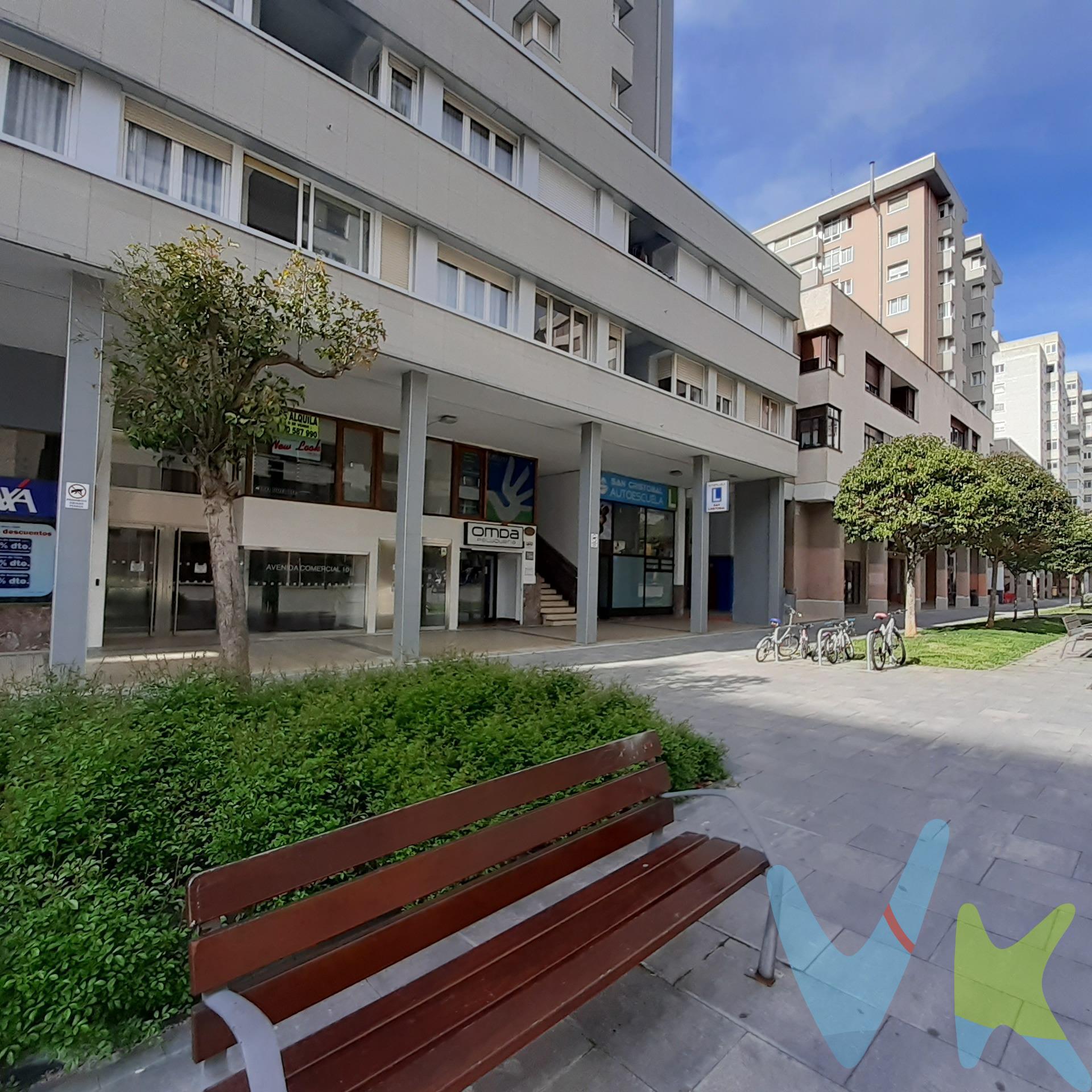 Presentamos impecable estudio profesional ,  de 31 m2 muy bien acondicionado con pequeña cocina, despacho y baño. Suelos de parquet, paredes con pintura lisa, puertas lacadas en blanco. Bomba de frio/ calor, y agua con termo eléctrico. ¡¡Llámanos y ven a verlo!!. 