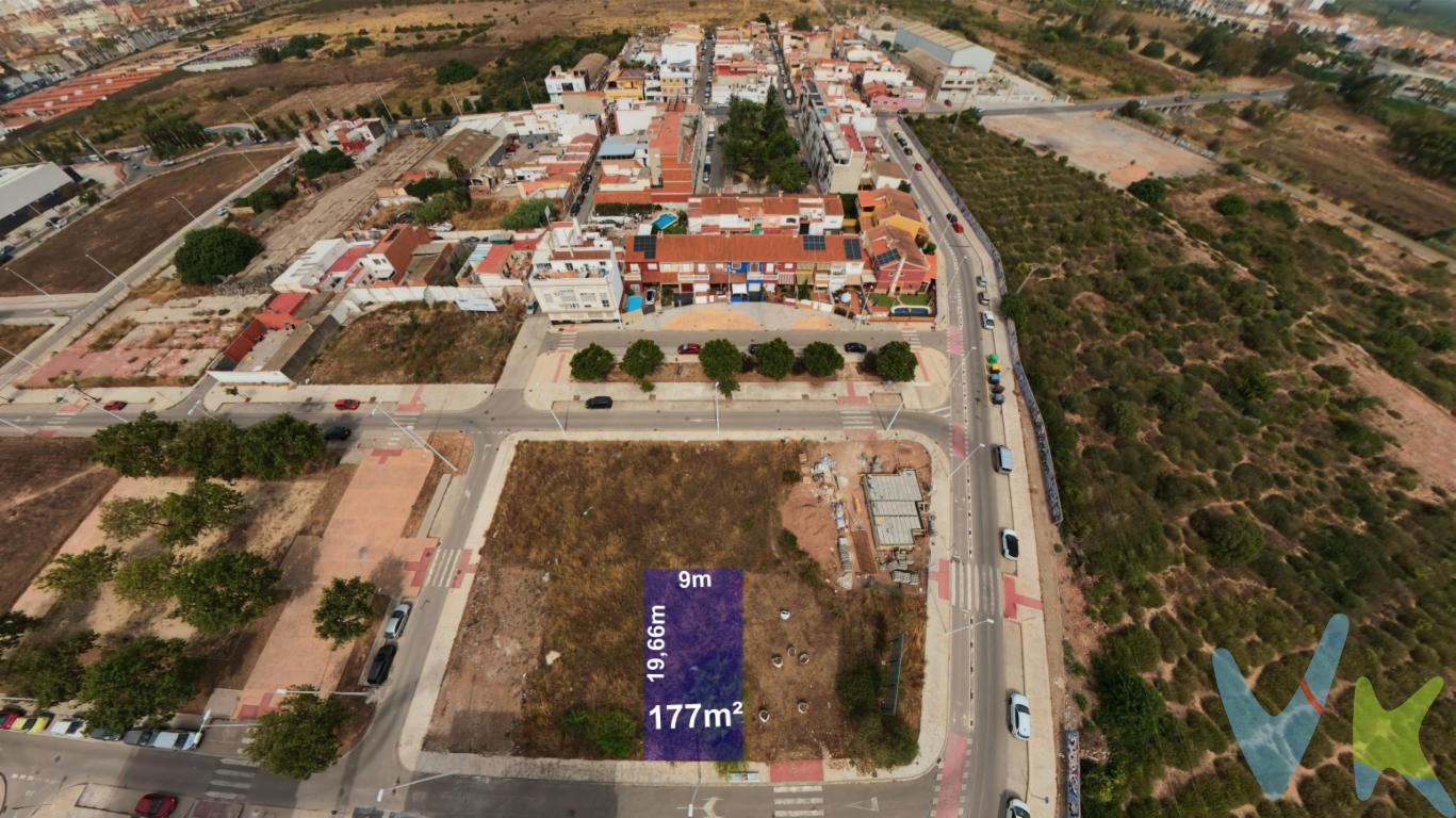  CONSTRUYE TU CASA CERCA DEL MAR | PARCELA URBANA DE 177 m²Una oportunidad para construir la vivienda que siempre has querido, a solo 1.200 metros de la playa de Puerto de Sagunto.Se ofrece en venta parcela urbana de 177 m², situada en Puerto de Sagunto (Valencia), en una ubicación próxima al mar y rodeada de todos los servicios necesarios para el día a día.La parcela cuenta con una fachada de 9 metros y una profundidad de 19,66 metros, unas dimensiones que permiten plantear un interesante proyecto de vivienda.Su orientación este aporta una agradable entrada de luz natural durante las primeras horas del día.CARACTERÍSTICASSuperficie: 177 m²Dimensiones: 9 x 19,66 mEdificabilidad: 443,45 m2 tOrientación: EsteClasificación: Suelo urbanoDistancia a la playa: 1.200 metros aproximadamenteUbicación: Puerto de Sagunto, 46520 ValenciaUNA INVERSIÓN CON FUTUROTanto si buscas construir tu propia casa cerca del mar como si estás buscando una parcela con potencial para un proyecto de inversión, esta propiedad ofrece una combinación muy atractiva de ubicación, superficie y proximidad a la playa.Imagina tener tu vivienda a pocos minutos del Mediterráneo y disfrutar de la comodidad de vivir cerca de comercios, servicios y zonas de ocio.Una parcela urbana con posibilidades para convertir un proyecto en realidad.?Visite el reportaje fotográfico y el vídeo.* para conocer todos los detalles.El precio del inmueble no incluye los honorarios de la agencia que ascienden al 3% del precio final del inmueble, (con un mínimo de 3.000EUR), ni los gastos de notaría y registro de la propiedad (que están sujetos a aranceles y varían dependiendo del precio de escrituración), ni los impuestos (que en la Comunitat Valenciana varían dependiendo del precio del inmueble y de las características personales del comprador).Por mandato expreso del propietario, comercializamos este inmueble en exclusiva, por lo que garantizamos un servicio de calidad, un trato fácil, sencillo y sin interferencias de terceros. Por este motivo, se ruega no molestar al propietario, a los ocupantes de la propiedad, a los vecinos, o conserjes del edificio o urbanización si los hubiera. Muchas gracias por su comprensión. La oferta está sujeta a cambios de precio o retirada del mercado sin previo aviso. Este anuncio en su conjunto, incluyendo textos, fotos, imágenes o cualquier otro contenido del mismo, no es vinculante dado que la información es ofrecida por terceros y puede contener errores. Se muestra a título informativo y no contractual.Este inmueble se vende en cuerpo cierto y las medidas expuestas en el anuncio son aproximadas.Agencia Registrada con el N.º 1844 en el Registro Obligatorio de Agentes Inmobiliarios de la Comunidad Valenciana. Puede consultar en la web de la GVA. 