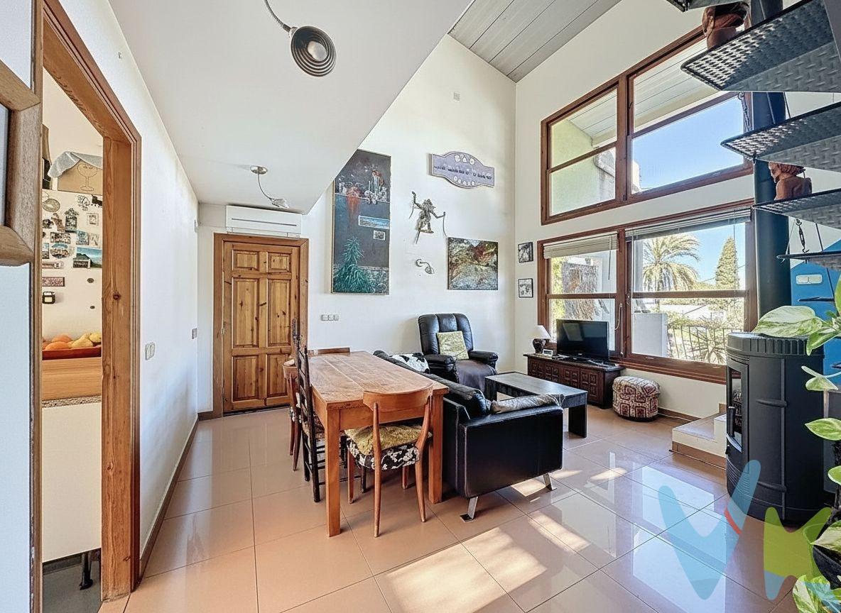 En una de las zonas residenciales más consolidadas de La Pedrera, en Dénia, se encuentra esta vivienda independiente de 369 m² construidos, sobre parcela privada con piscina y vistas abiertas al mar y a la montaña. Una propiedad con personalidad, amplitud y múltiples posibilidades. Planta principal. Salón-comedor amplio y luminoso, cocina independiente, dos dormitorios dobles, baño completo, gran terraza de más de 60 m² junto a la piscina y zona de barbacoa. Desde esta planta se accede a una construcción auxiliar de madera independiente, ideal como estudio, despacho o dormitorio de invitados. Planta superior. Dormitorio principal, baño completo, zona de estudio abierta y terraza privada con vistas abiertas y ligera vista al mar. Un espacio perfecto como suite o zona de trabajo. Planta semisótano (186 m², acceso independiente). Actualmente garaje y espacio auxiliar, con gran potencial para apartamento independiente (previo estudio técnico), zona profesional, gimnasio o área de ocio. Exterior y extras. Piscina privada, diferentes ambientes exteriores, árboles frutales: olivo, nisperero, mandarino, limonero, 2 mangos y 6 naranjos; aljibe de 70.000 litros además de conexión a red municipal, con cerramiento de termoarcilla en las plantas altas, Cubierta con doble aislamiento de lana de roca, aire acondicionado y chimenea. La vivienda ofrece una base estructural muy sólida y una distribución muy interesante. Algunos espacios pueden actualizarse estéticamente para personalizarla y revalorizarla. Ideal para quien busca metros reales, independencia y vistas en una zona residencial consolidada de Dénia. VENTA:. PVP 550.000€. Gastos e impuestos no incluidos en el precio. La compra conlleva impuestos y gastos de formalización para el comprador. A título orientativo se informa que en segundas transmisiones el ITP con carácter general en  Valencia es del 10%, pudiendo existir otros tipos impositivos atendiendo a las circunstancias  personales del comprador u otras circunstancias previstas legalmente. Base imponible del impuesto el mayor valor entre el precio de compraventa, la tasación o el valor de referencia catastral. En cuanto a los gastos de notaría y registro, en su caso,  suelen oscilar aprox; entre 1,5% y 2,5% (aranceles variables según precio, n.º de copias y complejidad). El comprador elige notario. Si el comprador precisase de hipoteca: tasación, condiciones y costes bancarios serán según entidad elegida por el comprador, así como los gastos de gestoría, y cualesquiera otros gastos inherentes a la formalización de la compraventa que legalmente correspondan a la parte compradora, salvo pacto expreso en contrario con el vendedor. El consumidor tiene, conforme a la normativa vigente, a su disposición información y documentación adicional relativa al inmueble y condiciones de la compraventa, que podrá ser consultada en C/Joaquín Costa 4, bajo 46005 Valencia o urbe2@remax.es. Honorarios de mediación inmobiliaria a cargo del VENDEDOR (según acuerdo con el mismo). Se informa al consumidor que la agencia actúa como intermediaria inmobiliaria en la operación, estando cualquier eventual compraventa y sus condiciones sujeta a la aceptación expresa del propietario-vendedor y a la posterior formalización del correspondiente contrato.