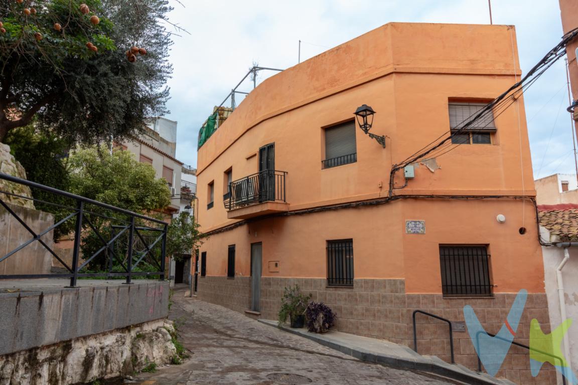 Presentamos una oportunidad excepcional para invertir al adquirir una casa espaciosa de dos plantas que conforman dos pisos independientes. Este inmueble se caracteriza por su dualidad, ya que en la actualidad se distribuye en dos pisos, el primero en planta baja y otro en segunda altura, ofreciendo un total de 140 metros útiles distribuidos en un entorno de 160 metros construidos. Esta propiedad, construida en 1970, ha sido testigo del encanto del pasado, al tiempo que conserva su solidez estructural y cuenta con servicios esenciales como alcantarillado.La casa dispone de dos plantas independientes con un total de seis habitaciones, brindando un espacio más que suficiente para una familia numerosa o para aquellos que desean disponer de habitaciones adicionales como oficina o estudio. La distribución inteligente de sus espacios permite una vida cómoda y flexible, adaptándose a las necesidades de sus residentes.Invita a tus seres queridos a disfrutar de reuniones inolvidables en su amplio salón, un lugar perfecto para crear recuerdos memorables. Las habitaciones, generosas en dimensiones, ofrecen la oportunidad de personalizarlas al gusto del futuro propietario. Cada rincón de esta casa está diseñado pensando en el confort y en la versatilidad.Sagunto es conocido por su rica historia y este inmueble se encuentra en uno de los barrios más codiciados, Centro - El Castillo 2. La proximidad a servicios esenciales, tiendas y restaurantes añade una conveniencia invaluable a su ubicación. Además, la zona cuenta con un excelente acceso a transporte público y vías de comunicación, facilitando desplazamientos dentro y fuera de la ciudad.La estructura de esta propiedad es sólida, reflejando la calidad de construcción de la época. Las posibilidades de renovación y modernización son infinitas, ofreciendo la ocasión perfecta para transformar este espacio en la casa de tus sueños, ya sea que desees conservar elementos de la arquitectura original o incorporar toques contemporáneos, pues este inmueble es un lienzo en blanco esperando tu visión personal.El entorno es igualmente atractivo, rodeado de paisajes pintorescos y monumentos históricos que aportan un ambiente único y auténtico. Vivir aquí es disfrutar de un equilibrio perfecto entre la tranquilidad de un barrio residencial y la vitalidad de un centro urbano lleno de vida.Si busca una vivienda que ofrezca espacio, comodidad y una magnífica ubicación, esta casa en Centro - El Castillo 2 es la elección perfecta. No pierdas la oportunidad de descubrir de primera mano todo lo que este inmueble tiene para ofrecer. Te animamos a concertar una visita para que experimentes la calidez de esta casa espaciosa y te permitas visualizar el futuro que podrías crear aquí. Cada detalle está pensado para convencer y enamorar al más exigente de los compradores. Visítala y déjate sorprender por su encanto único y sus ventajas incomparables. * En nuestra agencia contamos con el distintivo de Agentes de Intermediación Inmobiliaria de la Comunitat Valenciana (Número de registro RAICV 1394) y cumplimos con todos los requisitos que debe tener un profesional del sector inmobiliario.*Por mandato expreso del propietario, comercializamos este inmueble en exclusiva, lo que le garantiza el acceso a toda la información, a un servicio de calidad, un trato fácil, sencillo y sin interferencias de terceros. Si usted es agente inmobiliario y tiene un cliente para este inmueble, llámenos estaremos encantados de colaborar. *El precio indicado no incluye gastos ni otros conceptos. A tal efecto, se informa que al referido precio habrá que añadirle los gastos propios de la transmisión inmobiliaria, entre los que cabe enumerar los siguientes: honorarios notariales, impuesto al que se encuentre sujeta la transmisión (Impuesto sobre el Valor Añadido o Impuesto sobre Transmisiones Patrimoniales y Actos Jurídicos Documentados, según el caso), gastos de inscripción en el Registro de la Propiedad y honorarios de intermediación de la agencia inmobiliaria.  *¿Qué te ofrecemos en nuestra agencia?  - Agilizamos y hacemos más cómodo el proceso. - ¡Nos ocupamos de todo! Cero preocupaciones. - Recibe apoyo legal y fiscal durante todo el proceso. - Experto inmobiliario 100% a tu lado. - Asistencia post venta ¡Seguimos a tu lado! 