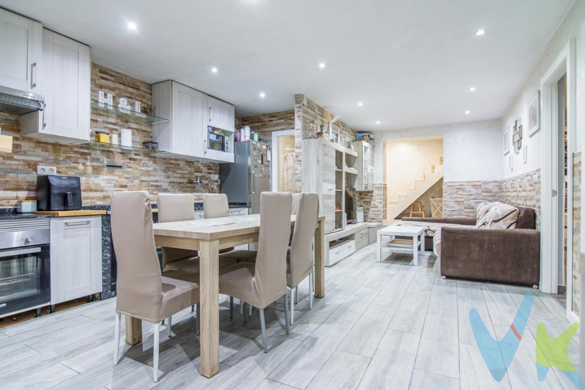 Casa en venta zona Santa Barbara Gijón.¡Vive en la casa de tus sueños! Exclusiva casa diseñada para el máximo confort y disfrute en Gijón.Presentamos esta propiedad que destaca por su excelente aprovechamiento de espacios y sus zonas de ocio exterior. Una vivienda perfecta para quienes buscan calidad de vida y privacidad sin renunciar a estar cerca de la ciudad.Disfruta de una amplia terraza con diseño moderno, ideal para reuniones y momentos de relax. La propiedad cuenta con una versátil casa de aperos que ha sido inteligentemente habilitada como un estudio independiente. Este espacio multifuncional incluye una pequeña cocina y una zona de estar.Espectacular piscina para los meses de verano. El espacio exterior un verdadero lujo.Espacioso salón-comedor conectado con una cocina equipada, un detalle a tener en cuenta es la cocina de leña o carbón que aporta calidez y un toque rustico.La vivienda cuenta con 3 dormitorios, el dormitorio principal ofrece el lujo de un impresionante vestidor totalmente equipado, diseñado para la organización y el confort.Baño completo con plato de ducha con ventana.La planta superior esta perfectamente acondicionada como un espacio diáfano abuhardillado. Actualmente habilitado como habitación, ofrece infinitas posibilidades, sala de cine, juegos, o estudio.Disfruta de una calidad de vida superior gracias a las completas y exclusivas zonas comunes de esta comunidad diseñadas para el ocio, el deporte y las reuniones sociales.Gimnasio comunitario totalmente equipado. Salón Social / Sala de eventos. Un espacioso salón diáfano perfecto para celebrar cumpleaños, reuniones etc.. Muy buena ubicación.A tan solo 10 minutos caminando de El Corte Ingles.La vivienda esta convenientemente comunicada gracias a las paradas de autobús cercanas que ofrecen conexiones directas con el centro de Gijón y otras zonas claves.El rápido acceso a las principales vías de comunicación facilita la entrada y salida de la ciudad.No dudes en contactarnos para agendar una visita y descubrir todo lo que esta propiedad puede ofrecerte.PRECIO DE VENTA SIN GASTOS NI IMPUESTOS INCLUIDOS: El precio de venta no incluye gastos de notaría, registro de la propiedad, gestoría, ni el Impuesto de Transmisiones Patrimoniales (ITP) o el IVA/AJD. 