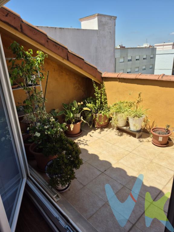 Ha llegado tu oportunidad de adquirir una vivienda de ensueño, un dúplex de cuatro habitaciones, bañada por el sol, con una preciosa terraza con vistas despejadas. En una cuarta planta de una finca con un piso por planta, este dúplex cuenta, en la planta inferior, con un hall de entrada que da paso a un espacioso salón-comedor que gana en amplitud con la cocina abierta. La cocina es cómoda, espaciosa, en forma de U y con un gran ventanal al exterior. En esta planta nos encontramos también con dos habitaciones y un baño. Una de las habitaciones de esta planta tiene salida a un balcón. Por una cómoda escalera accederemos a la planta superior, con una encantadora y amplia habitación principal que cuenta con su propio baño en suite con bañera de hidromasaje, y un práctico vestidor. La habitación tiene salida a una terraza de unos 20 m2. Enfrentada a esta, nos encontramos con otra habitación doble y, tras una puerta corredera acristalada, un pequeño trastero interior. Toda la distribución de la casa da prioridad a la luz natural, a los espacios agradables y frescos, con suelos de parquet de bambú, aire acondicionado en todas las habitaciones, ventanas de PVC con doble acristalamiento que permite el aislamiento tanto térmico como acústico (oscilobatientes) y elementos controlados mediante domótica. No dudes en visitar esta vivienda especial, ¡llámanos! *Gastos e impuestos no incluidos en el precio.*Este anuncio tiene carácter meramente informativo.De haber un plano, este será puramente orientativo y no vinculante.