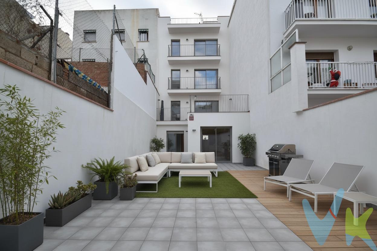 Descubre el lujo de vivir en el centro de Vilanova i la Geltrú con un espacio exterior privado difícil de encontrar. Esta vivienda de obra nueva combina un diseño funcional con un patio inmenso para disfrutar del clima mediterráneo todo el año. Te sorprenderá este patio privado de 77 m², ideal para cenas al aire libre, zona de juegos o tu propio jardín urbano, seguro que se convertirá en tu propio pulmón verde. Su gran zona de día de 32 m² que integra salón, comedor y cocina en un ambiente moderno, luminoso y una distribución perfecta de 80 m² de interiores bien aprovechados con 2 dormitorios y 2 baños completos, no te dejará indiferente. . Vilanova i la Geltrú, es una ciudad costera de más de 70.000 habitantes, con más de 6Km de playas de arena fina y situada solo a 30' de Barcelona y 20' del aeropuerto. Calidad de vida en una ciudad costera con todos los servicios. ¡Un oasis urbano a estrenar! Ven a conocer tu futuro hogar. Certificado Energético: Referencia 39R8SL8CC Consumo de energia A 22 Kwh-m² año Emisiones A 22 Kg CO2-m² año. Número de licencia de obras:   1184/2021. Número de licencia de primera ocupación: 373/2026/eOBR. El precio no incluye impuestos (ITP, IVA y AJD), ni los gastos de notario ni los de registro. Las fotografías e imágenes rénders carecen de valor contractual, únicamente ilustrativas y sujetas a modificaciones.