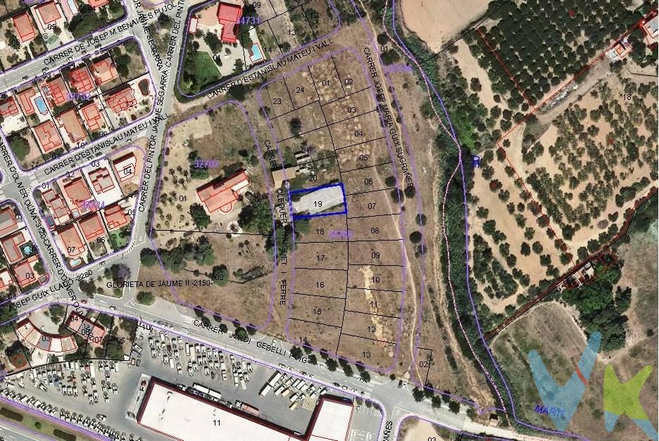 PARCELAS DISPONIBLES EN URBANIZACIÓN MAS CARPA. Les presentamos una oportunidad única para construir la casa que siempre han imaginado en Mas Carpa, una urbanización residencial de gran demanda y ambiente tranquilo. Disponemos de parcelas privadas y bien distribuidas, ideales para viviendas unifamiliares con jardín, piscina y todo el espacio que su proyecto necesite. - Características principales. Parcelas disponibles desde 535 m² hasta 645 m² — superficies regulares que facilitan la implantación de viviendas de diseño contemporáneo o clásico. Entorno residencial consolidado: tranquilidad, privacidad y vecindario selecto. Orientación y parcelas pensadas para aprovechar luz natural y crear espacios exteriores agradables. - ¿Por qué elegir una parcela en Mas Carpa?. Mas Carpa combina la serenidad de una zona residencial con la seguridad de invertir en una parcela en una urbanización apreciada por su calidad de vida. Son solares pensados para familias que buscan espacio exterior, intimidad y la posibilidad de personalizar cada rincón de su hogar: desde amplias terrazas y porches hasta piscinas y jardines mediterráneos. - Posibilidades y ventajas prácticas. Diseñe su vivienda a medida: una parcela apta para viviendas de una o dos plantas, con garaje, estudio o zona de ocio. Rentabilidad a largo plazo: terrenos en zonas residenciales consolidadas suelen mantener y revalorizar su valor. Flexibilidad: ideal tanto si busca vivienda permanente como segunda residencia. No dejen escapar esta oportunidad, no duden en contactarnos, les facilitaremos encantados toda la información necesaria.