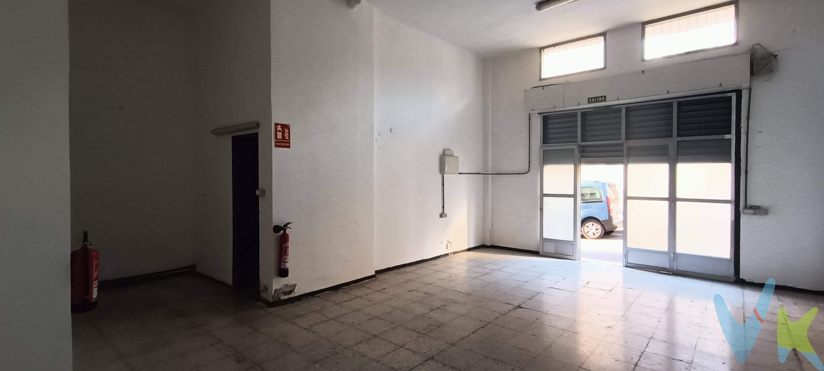 Local en la Calle Prosperidad del emblemático barrio de Salamanca. muy céntrico y con todos los servicios y trasportes que necesitas para emprender tu negocio. Es un local diáfano sin pilares en medio y con una altura libre de mas de cuatro metros con un ventanal de acceso de casi tres metros de ancho. Cuenta con un aseo con dos zonas diferenciadas y la posibilidad de ampliación. Datos meramente informativos sin valor contractual. Impuestos y gastos de transmisión no incluidos en el precio de venta.