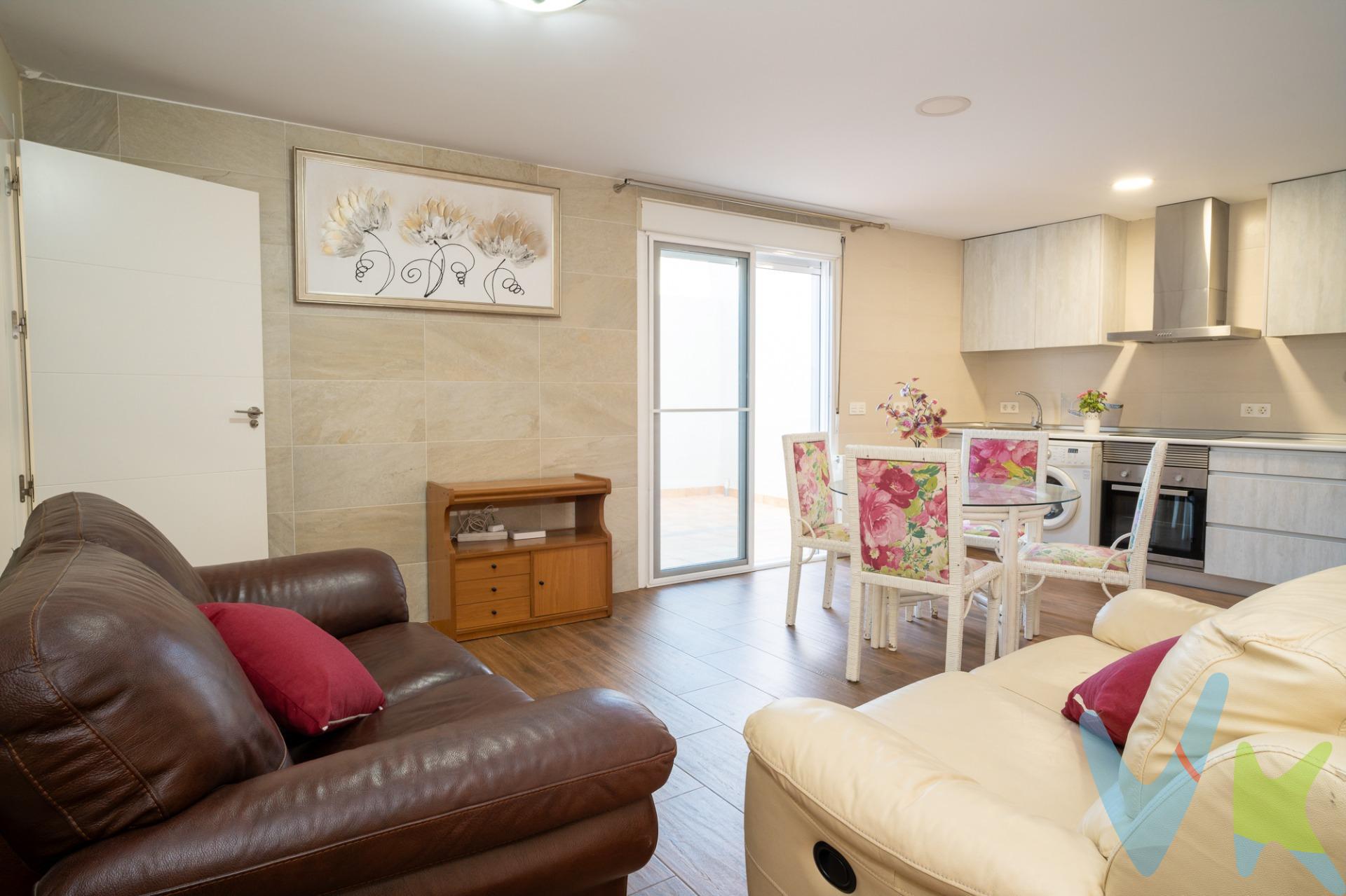 ¡Descubre tu nuevo hogar en Espinardo, Murcia!. Se vende encantadora casa unifamiliar en planta baja, con 2 dormitorios y más de 60 m² de espacio exterior, ideal para disfrutar del clima soleado. Ubicada en una tranquila zona de Espinardo, en la Calle Acequia, 21, cerca del popular Restaurante “Rincón de Tomás”. Perfecta para inversores que buscan una propiedad rentable desde el primer momento, o para parejas que desean un hogar acogedor sin necesidad de reformas. La vivienda incluye 2 dormitorios, una entrada, un salón-comedor con cocina americana, dos baños completos y patios exteriores. SUPERFICIES. -Superficie Construida (Catastro): 101 m². -Superficie Parcela (Catastro): 109 m². -Superficie Construida (Mediciones): 90,82 m². -Superficie Útil (Mediciones): 77,19 m². -Superficie Parcela (Mediciones): 138 m². PATIOS. -Patio Superior: A nivel de la vivienda, con una superficie útil de 30,63 m², de los cuales 18,42 m² están techados. Incluye zona de lavadero con pila de lavar, instalación para lavadora, caldera de propano y termo eléctrico. -Patio Inferior: 4 escalones por debajo del patio superior, separado por un muro, con una superficie útil de 30,34 m². Tiene acceso a una senda comunitaria. EXTRAS:. -Calefacción por radiadores de agua con caldera de propano. -Termo eléctrico adicional para el ACS. -Proximidad a autobuses, centros comerciales, centros médicos, universidad, colegios, supermercados y tranvía. -Patio vallado en todo su perímetro. -Cocina equipada con muebles, fregadero, horno, vitrocerámica y campana extractora. -Posibilidad de habilitar una parte de la cubierta como terraza practicable, instalando una escalera desde el patio superior. El barrio de Espinardo ofrece una amplia gama de servicios que hacen la vida diaria cómoda y agradable. Encontrarás numerosas tiendas, supermercados, farmacias y bancos a poca distancia. Además, la zona cuenta con una variada oferta gastronómica, desde acogedores cafés hasta restaurantes que sirven deliciosa comida local e internacional. Espinardo está bien comunicado mediante transporte público. La parada de tranvía más cercana está a solo unos minutos de la propiedad, facilitando el acceso a otros puntos de la ciudad. Para quienes prefieren desplazarse en coche, Espinardo cuenta con buenas conexiones por carretera. Las principales vías de acceso a la ciudad están cerca, lo que permite una rápida salida hacia las autovías que conectan con otras ciudades y regiones. Nota:. -Los gastos de compra de la vivienda no están incluidos en el precio de venta. Consultad. -Comercializamos este inmueble en multiexclusiva compartida, y disponemos de toda la información necesaria. Se ruega no molestar a la propiedad y/o a los vecinos. -La oferta está sujeta a cambios o retirada del mercado sin previo aviso. Este anuncio en su conjunto, incluyendo textos, fotos, imágenes o cualquier otro contenido del mismo no es vinculante. Se muestra a título informativo y no contractual. -Si estás interesado en esta casa, sea particular o agente inmobiliario, contáctenos y le informamos.