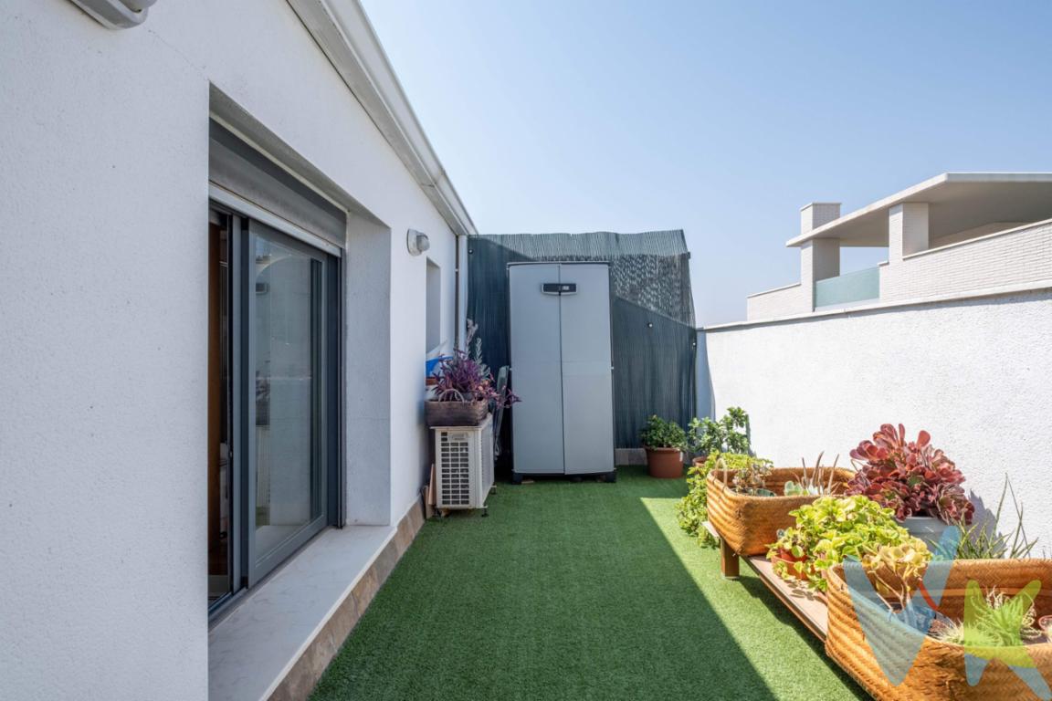 En c/Jaime I, te presentamos este encantador ático dúplex con terraza, ubicado en pleno centro de Cuarte de Huerva, en una zona tranquila con todos los servicios a tu alcance. Esta vivienda es ideal para aquellos que buscan comodidad, privacidad y modernidad en un mismo lugar. Disfruta de su impresionante terraza de 14 m², perfecta para relajarte o compartir momentos especiales, con acceso directo desde la suite superior, donde la privacidad es total. En la planta baja, encontrarás un amplio salón-comedor, una cocina abierta al salón completamente equipada, un dormitorio doble y un baño completo . Este ático cuenta con preinstalación de aire acondicionado en planta baja y  split en la planta superior y excelentes aislamientos. Además, los gastos de comunidad son muy reducidos. Incluye garaje y trastero con acceso directo, todo en el mismo precio. . Puedes realizar una primera visita desde la comodidad de tu hogar con nuestro Tour Virtual. . Contacta con nosotros para obtener más información o para concertar una visita presencial. ¡Estamos aquí para ayudarte a encontrar el hogar de tus sueños! ¿Hablamos?